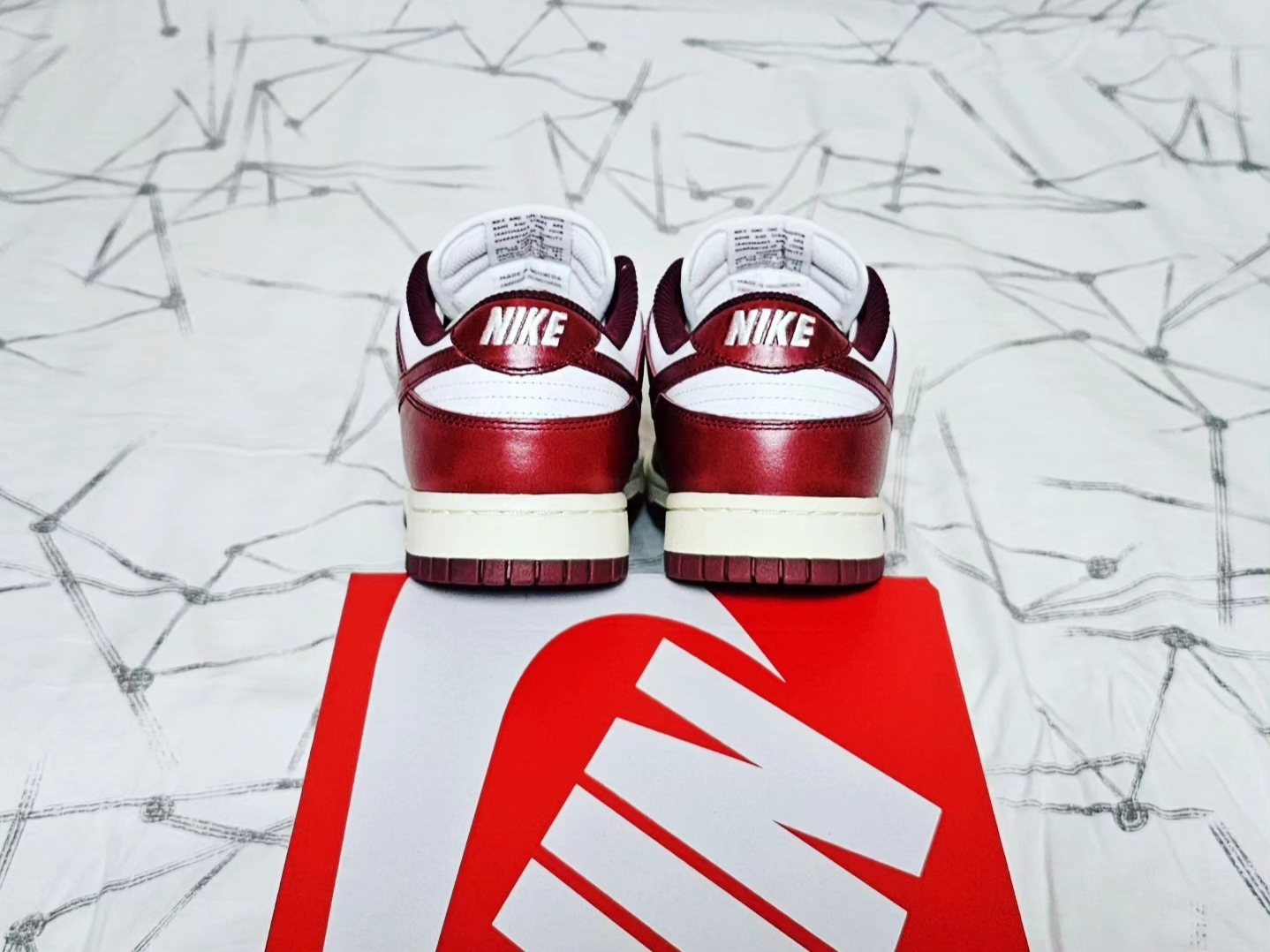 (W) Nike Dunk Low Retro PRM Team Red and White 착용 스타일 - 5