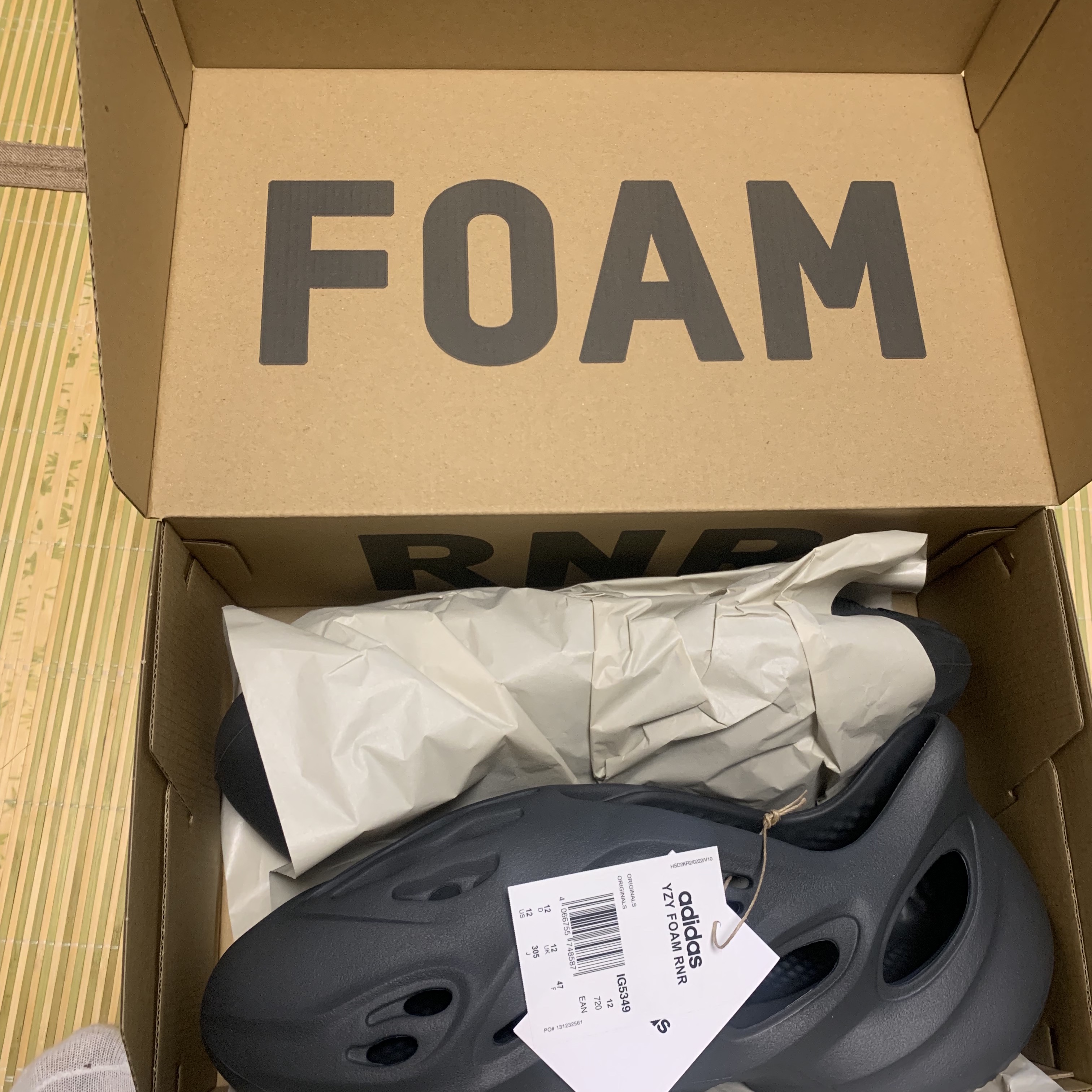 Adidas Yeezy Foam RNNR Carbon 착용 스타일 - 1