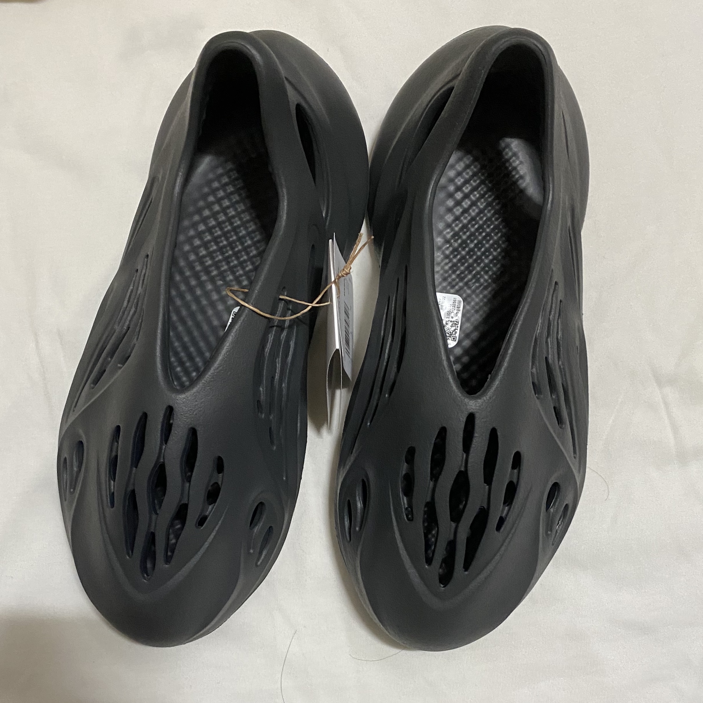 Adidas Yeezy Foam RNNR Carbon 착용 스타일