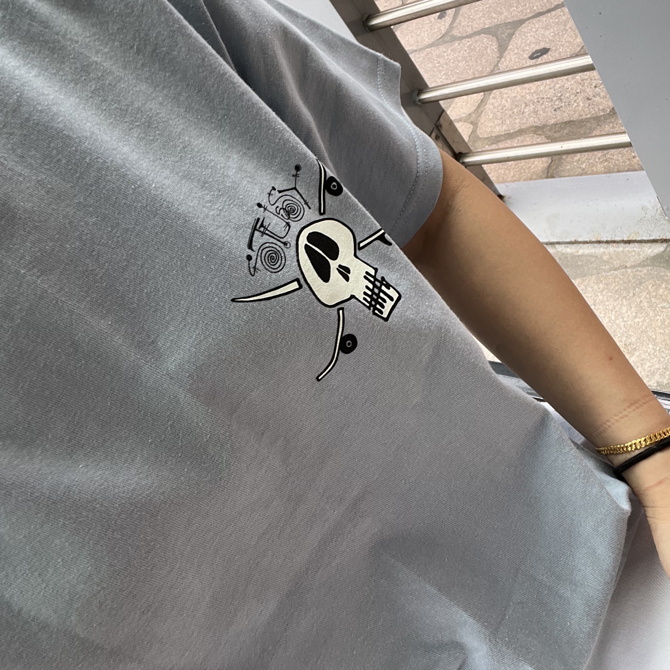Stussy Surf Skate Skull T-Shirt Steel 착용 스타일