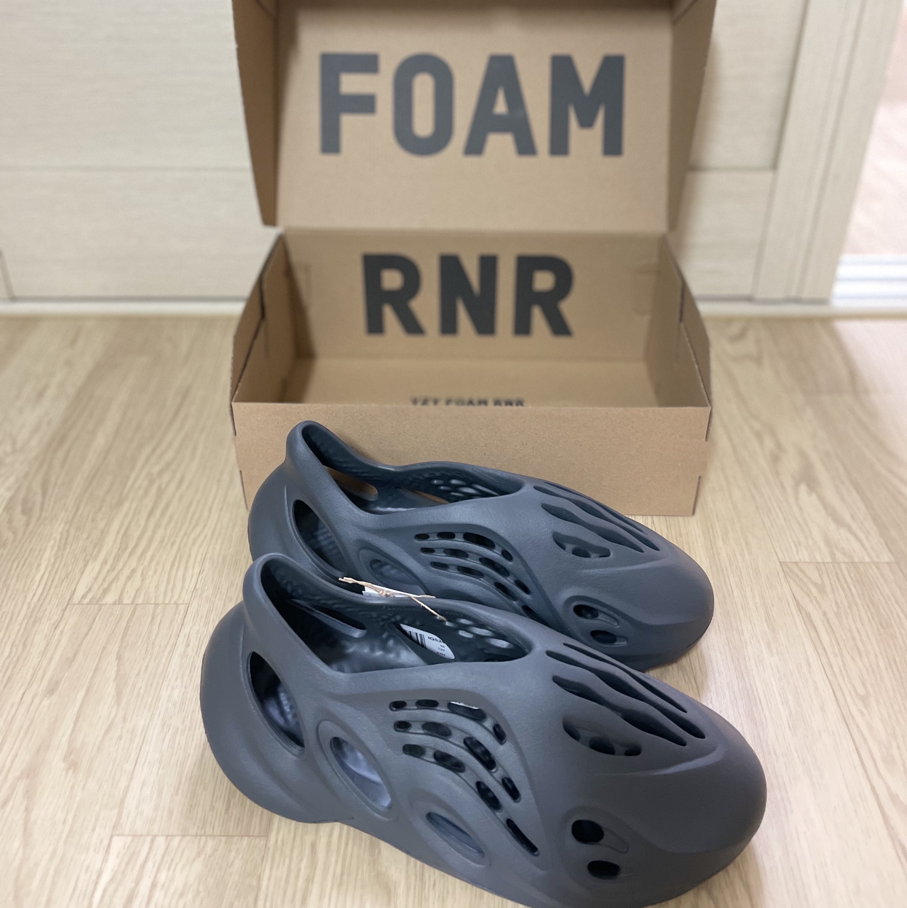 Adidas Yeezy Foam RNNR Carbon 착용 스타일 - 3