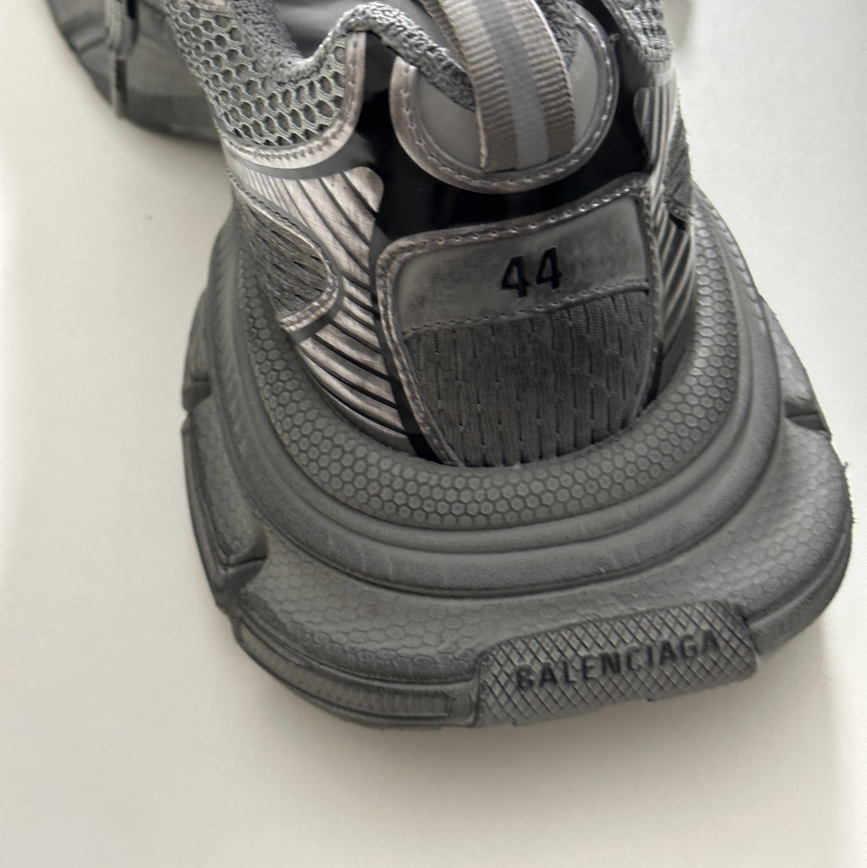 Balenciaga 3XL Sneakers Grey Black 착용 스타일 - 4