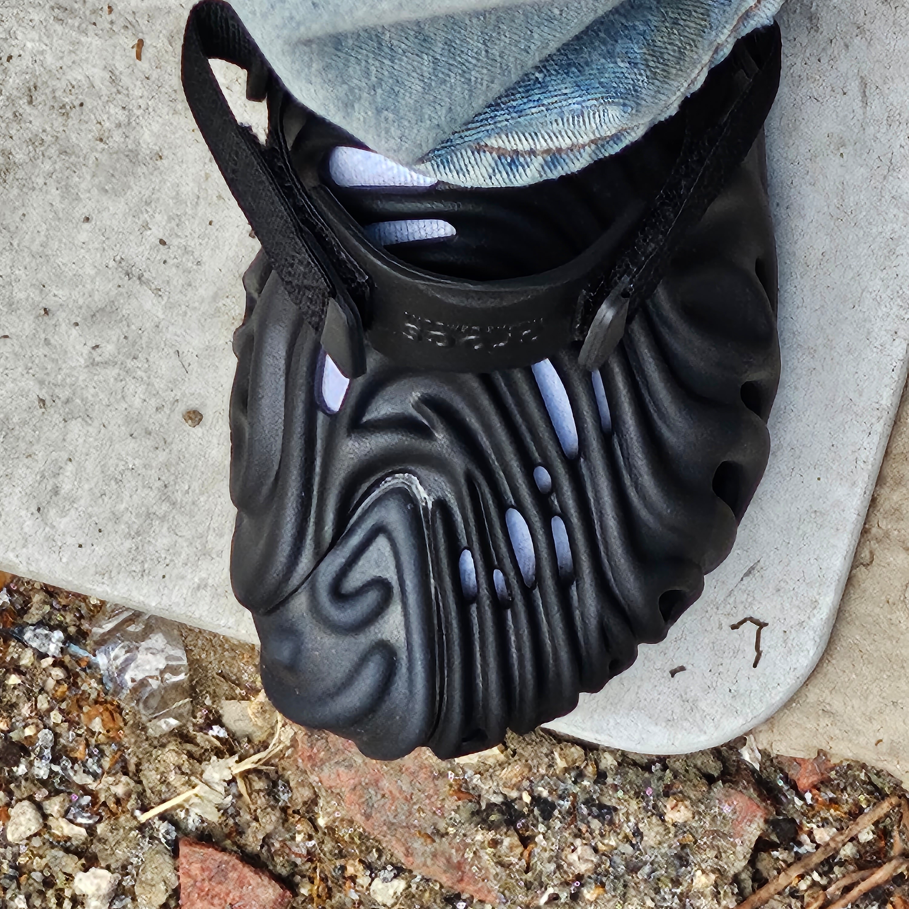 Crocs x Salehe Bembury Pollex Clog Sasquatch 착용 스타일 - 2