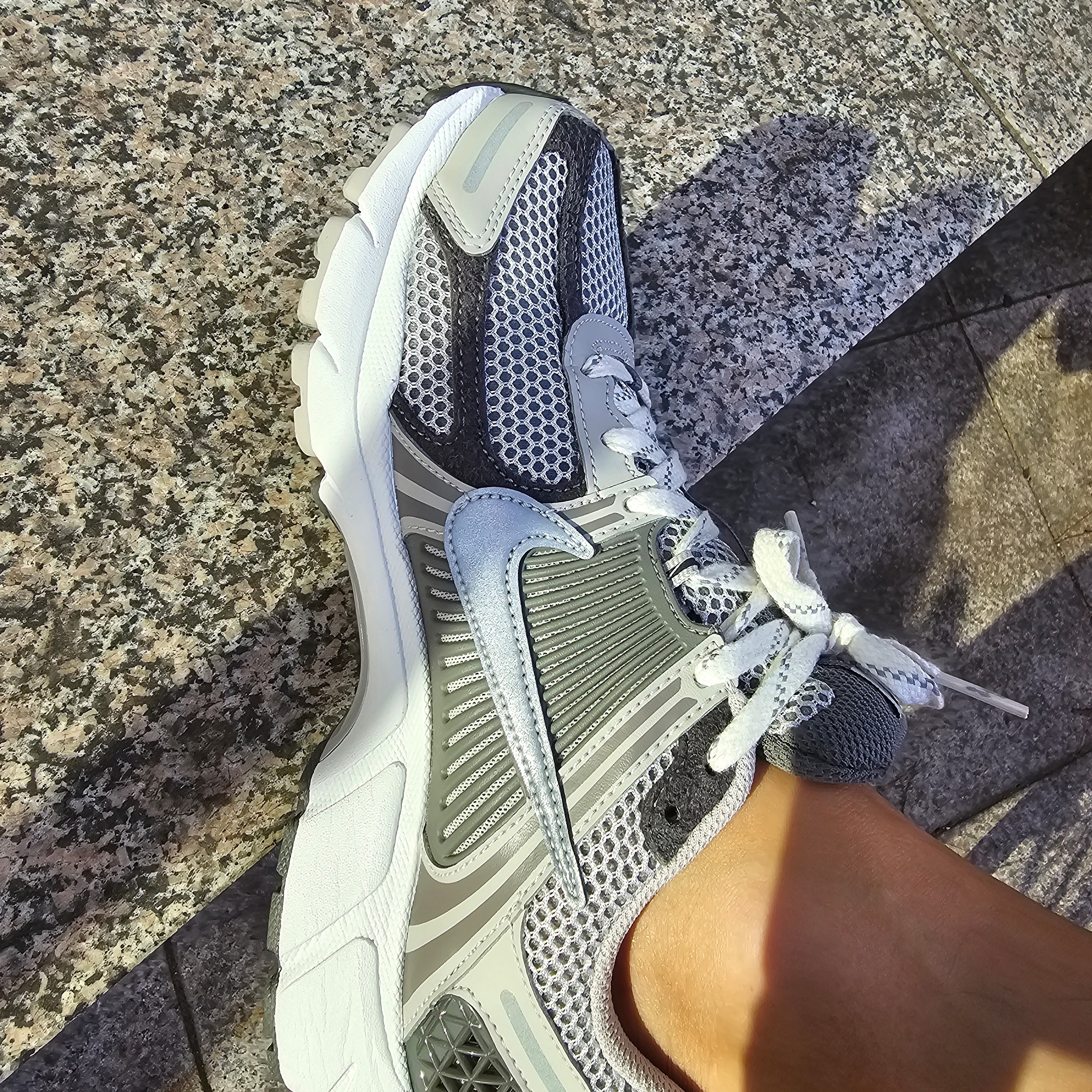 Nike Zoom Vomero 5 PRM Light Iron Ore and Flat Fewter 착용 스타일 - 1