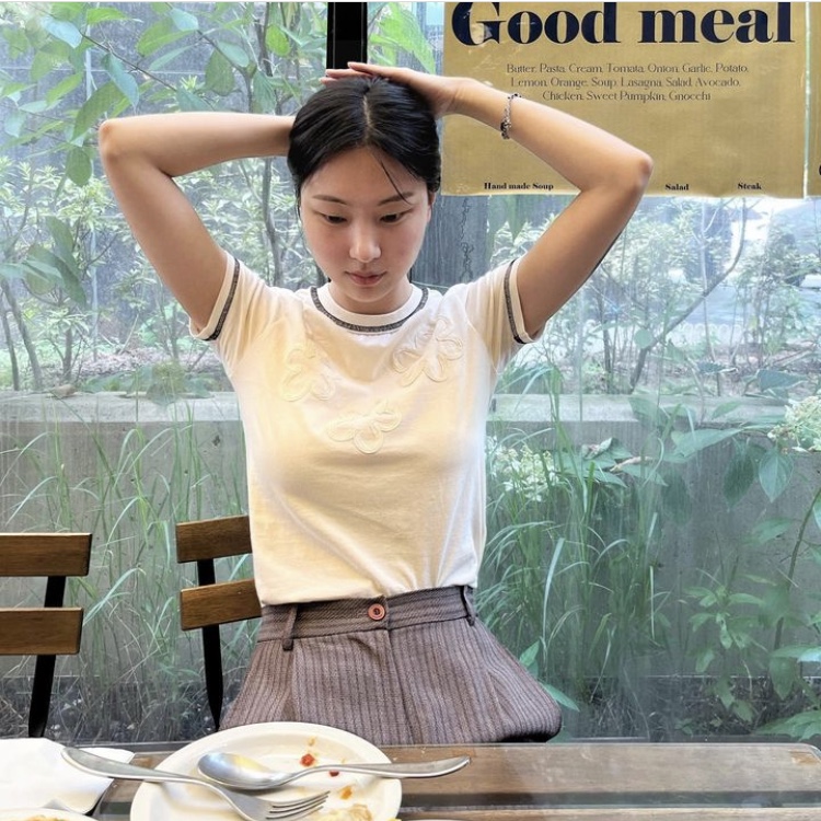 Safarispot Women 1/2 Flower Greige Tee Ivory 착용 스타일 - 2