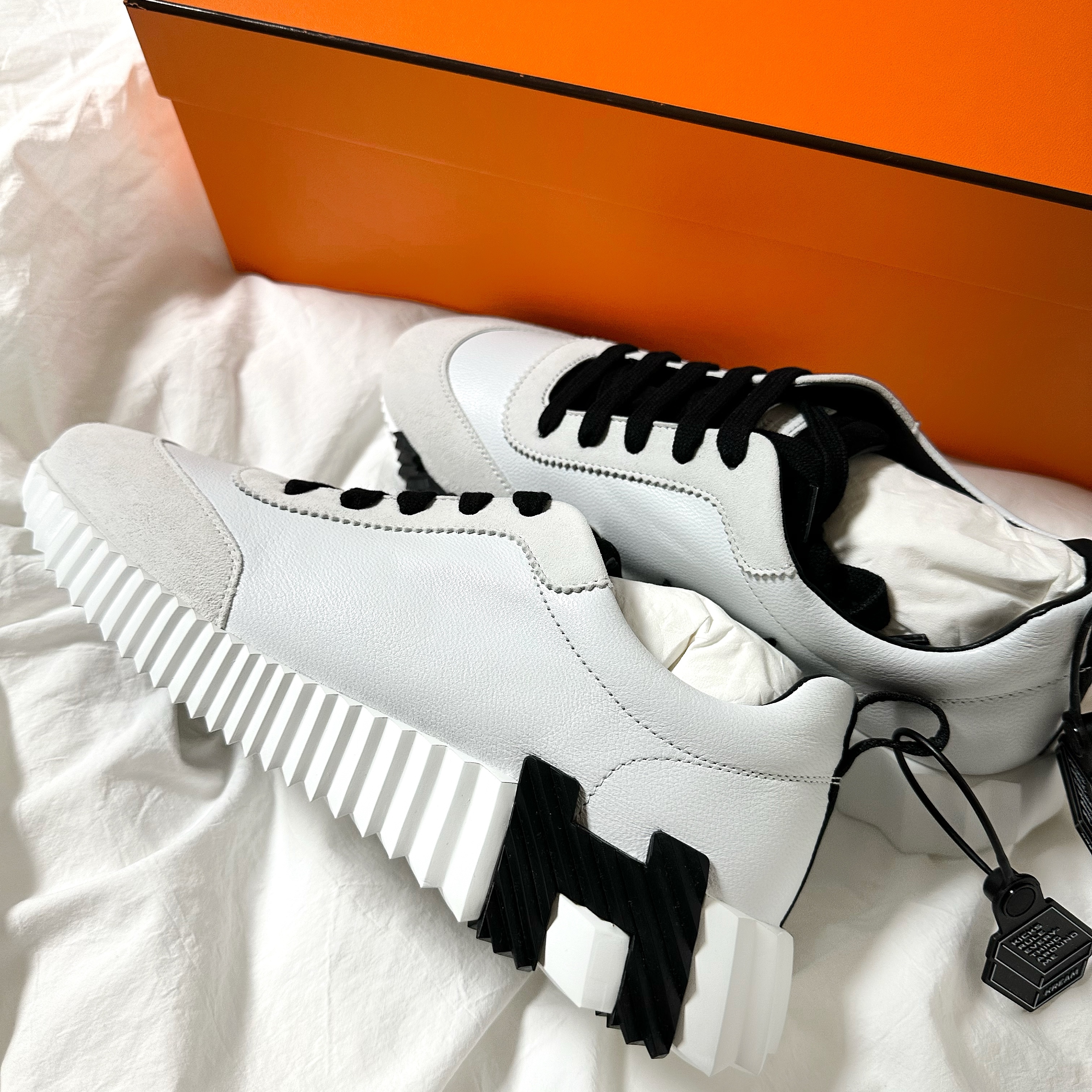 (W) Hermes Bouncing Sneakers Sport Suede Goatskin & Blanc Noir 착용 스타일