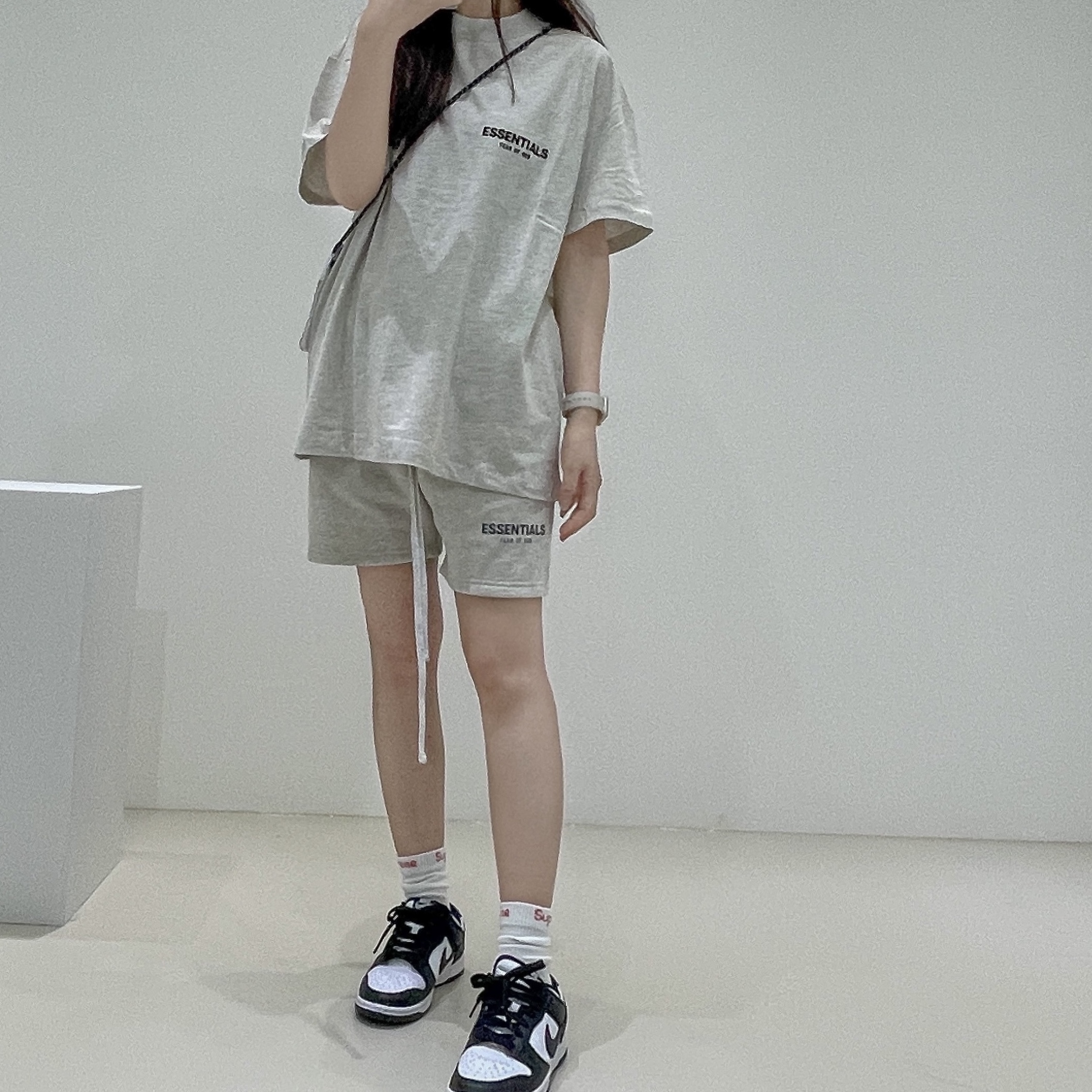 Supreme Hanes Crew Socks White (4 Pack), Essentials The Core Collection T-Shirt Light Oatmeal 착용 스타일 - 3