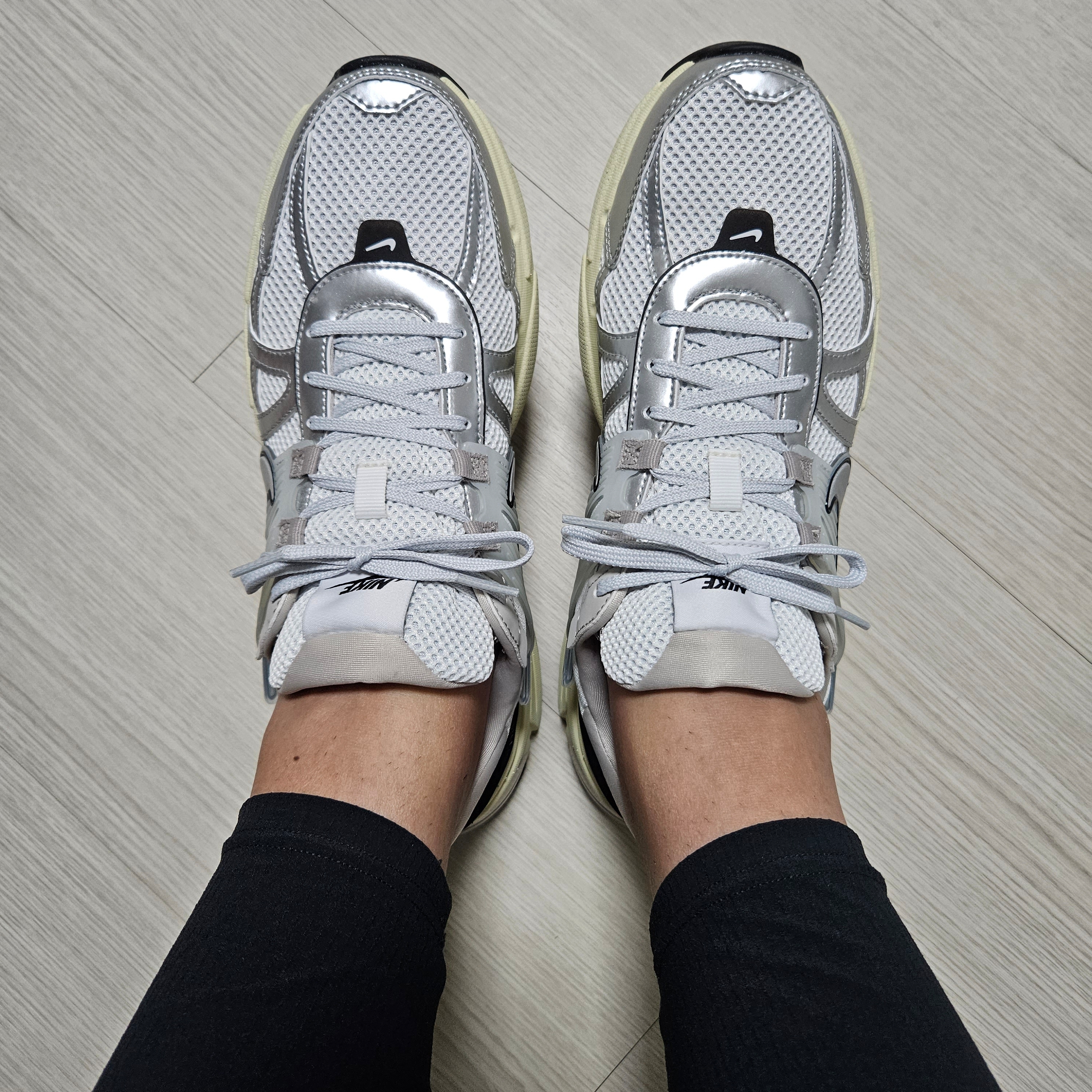 Nike V2K Run Summit White Metallic Silver 착용 스타일