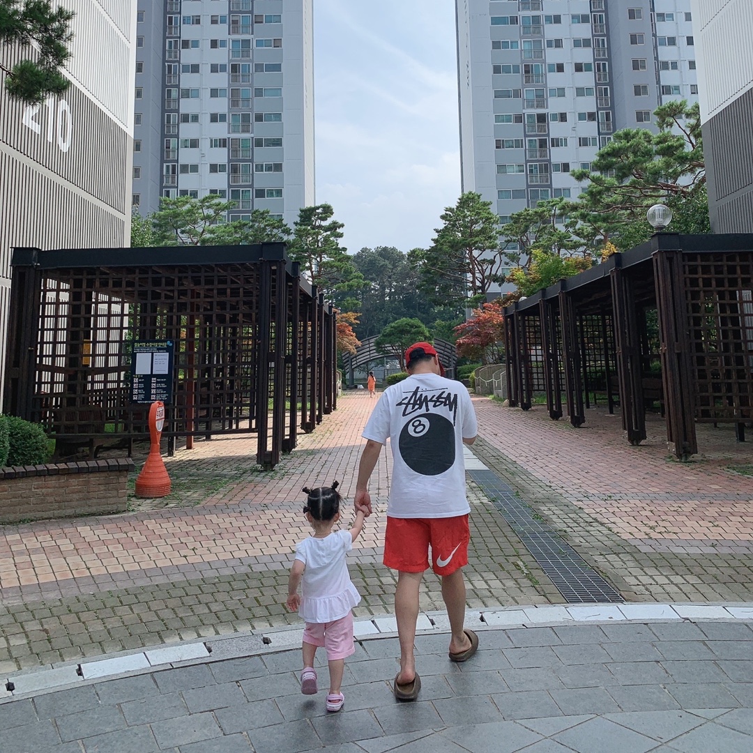 Nike x Stussy Water Shorts Habanero Red, Stussy 8 Ball T-Shirt White - 22SS 착용 스타일