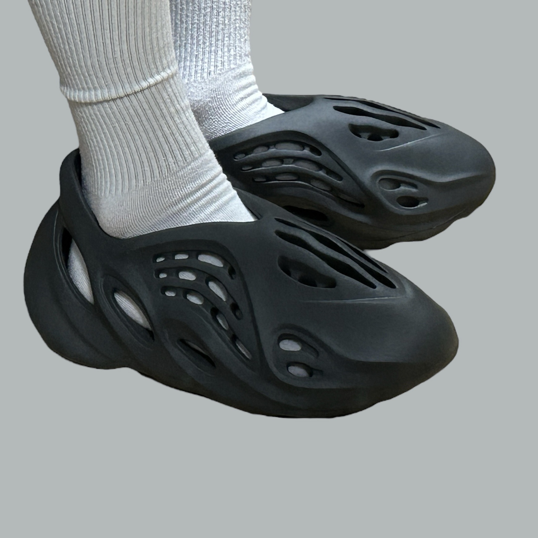 Adidas Yeezy Foam RNNR Carbon 착용 스타일