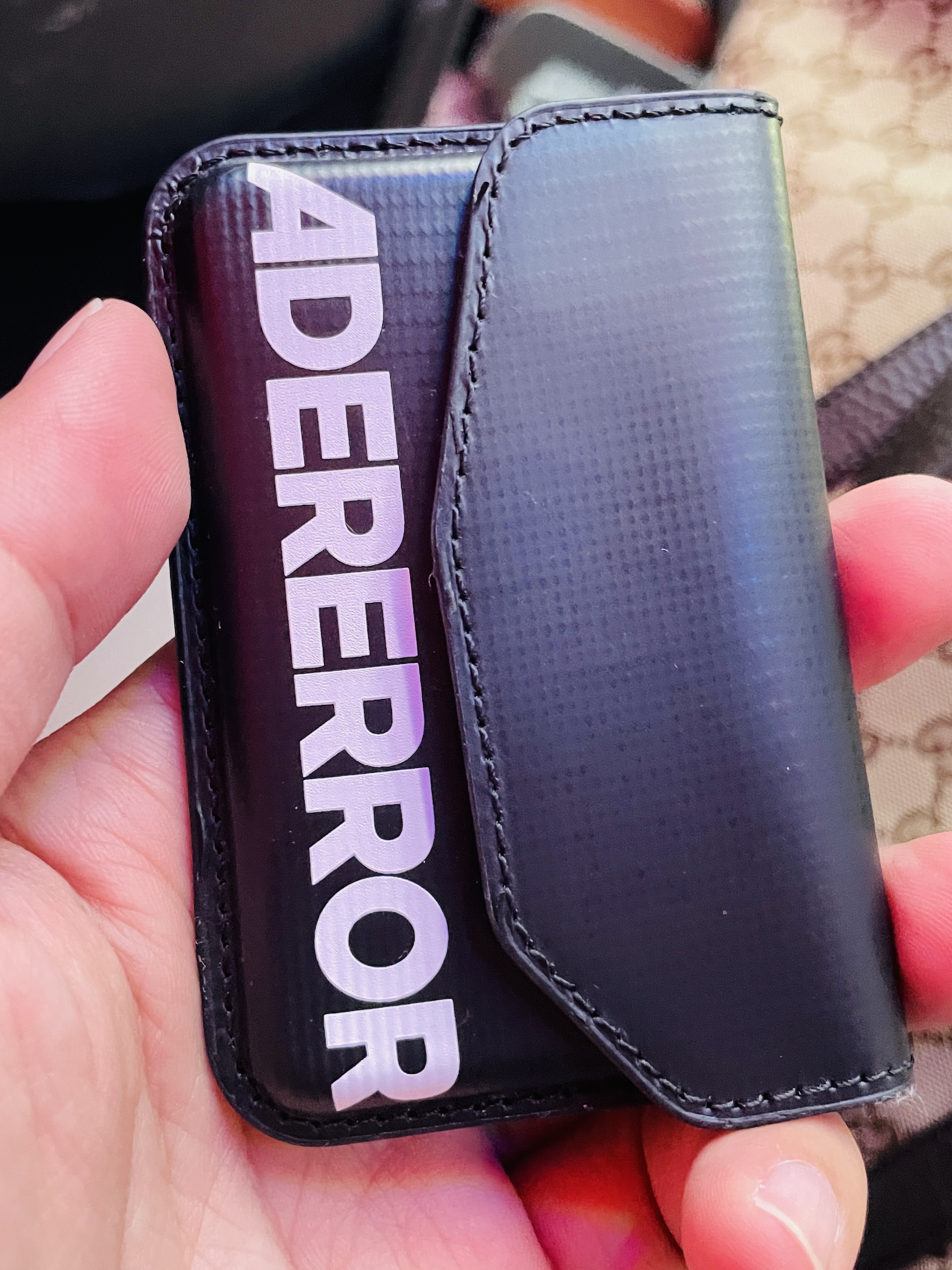 Ader Error Standic Magsafe Wallet Noir 착용 스타일