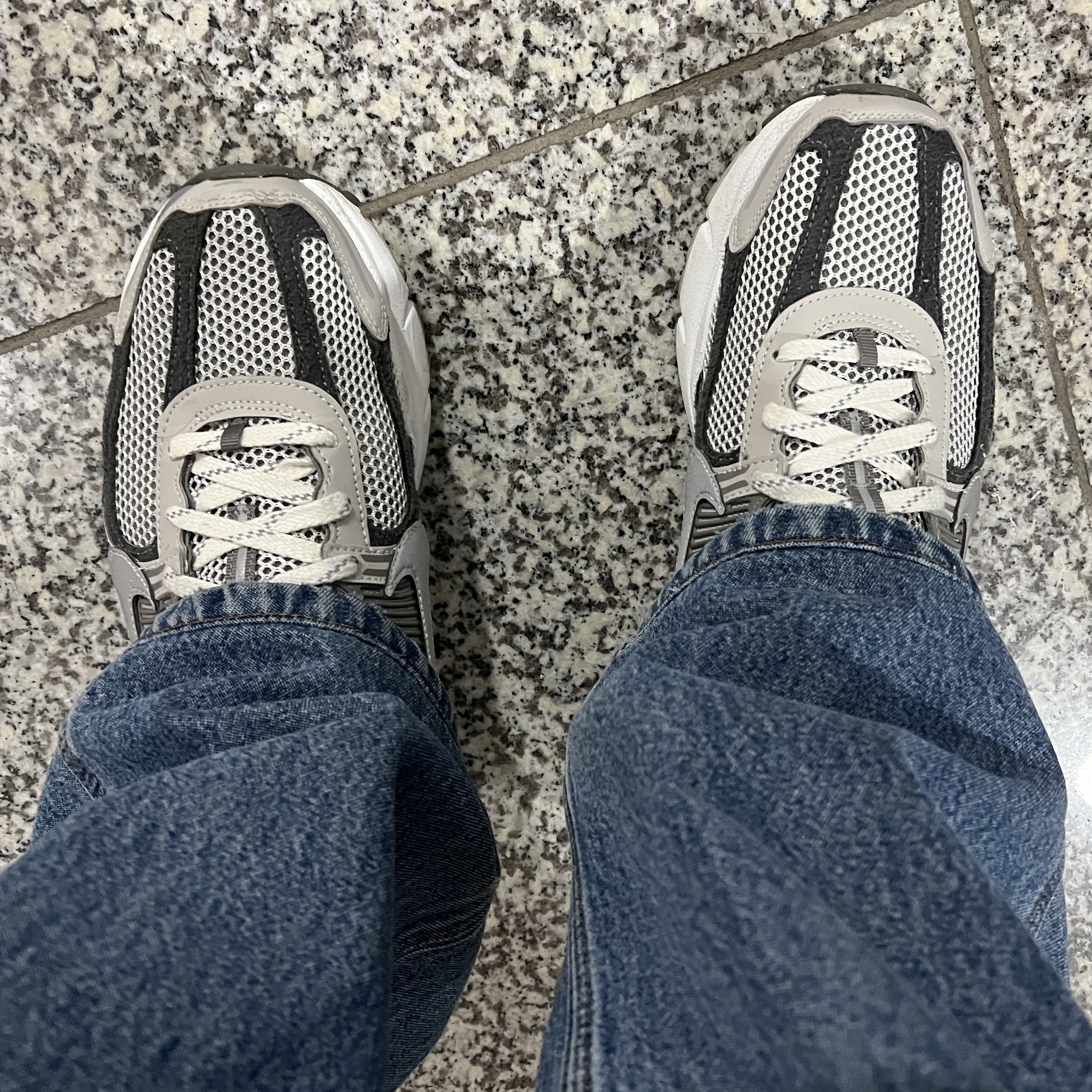 Nike Zoom Vomero 5 PRM Light Iron Ore and Flat Fewter 착용 스타일 - 2