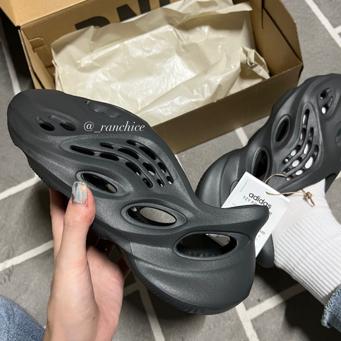 Adidas Yeezy Foam RNNR Carbon 착용 스타일 - 2