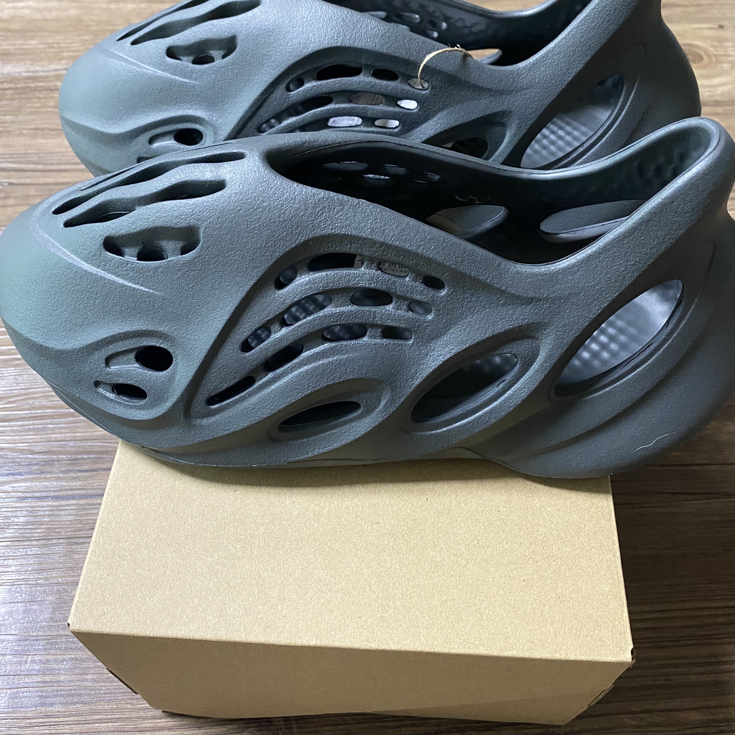 Adidas Yeezy Foam RNNR Carbon 착용 스타일 - 3