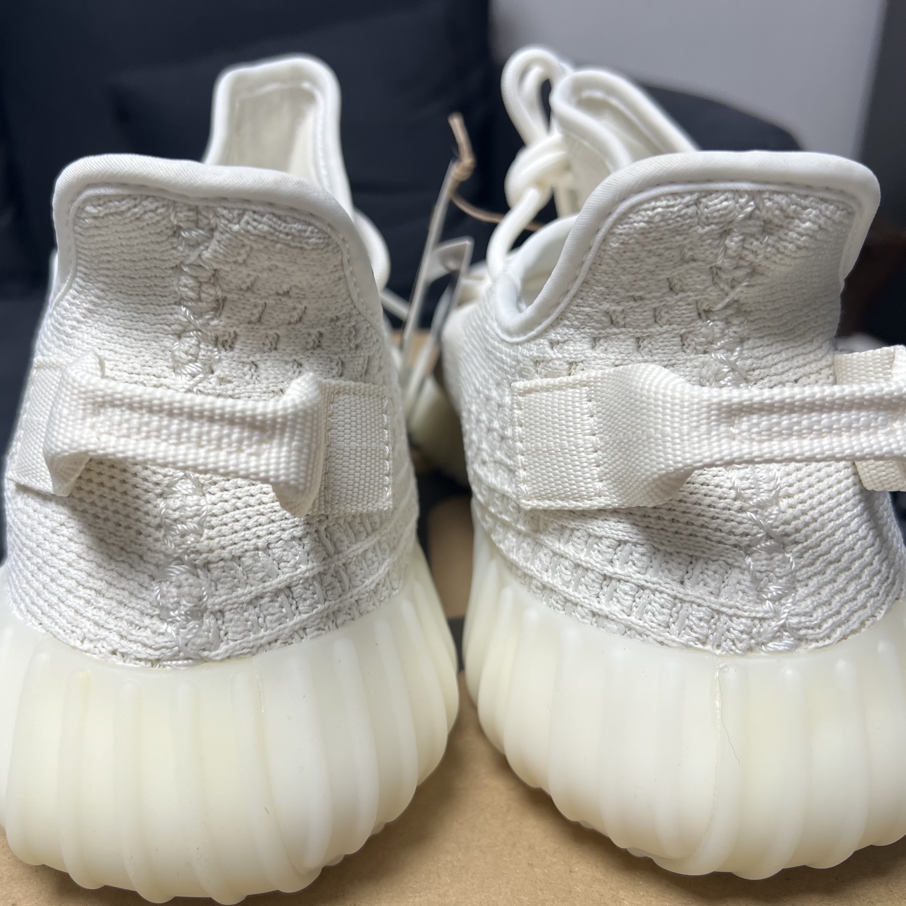 Adidas Yeezy Boost 350 V2 Bone 착용 스타일 - 3