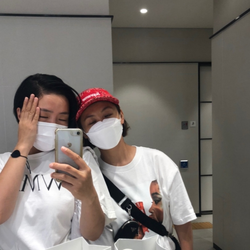 Supreme Bandana Camp Cap Red - 21SS, Supreme Water Pistol T-Shirt White - 21SS 착용 스타일 - 1