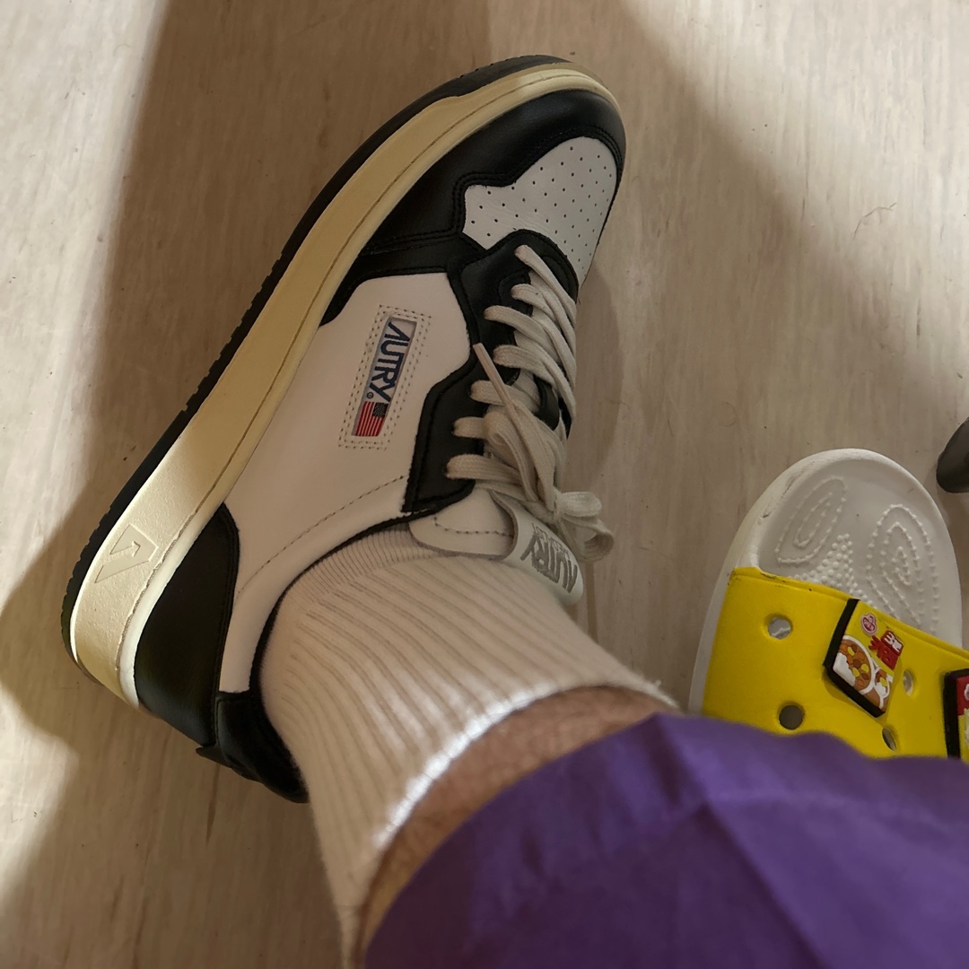 Autry Medalist Low Leather Sneakers Black White 착용 스타일