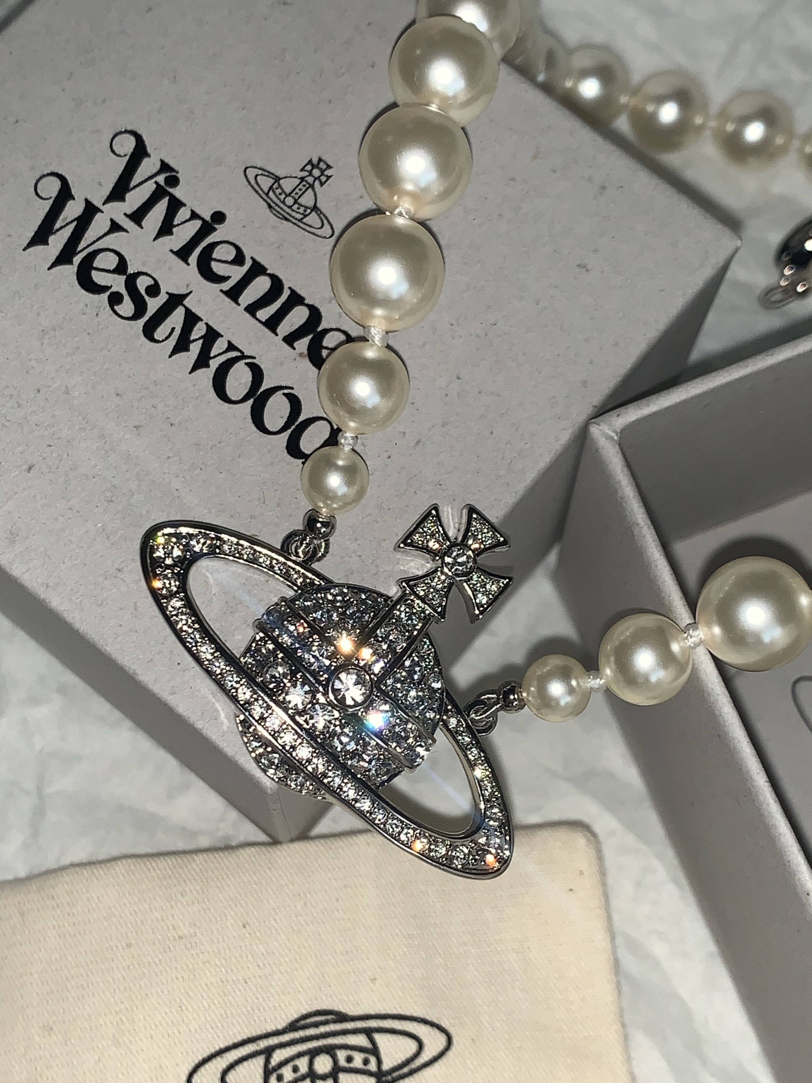 Vivienne Westwood One Row Pearl Bas Relief Choker Silver 착용 스타일
