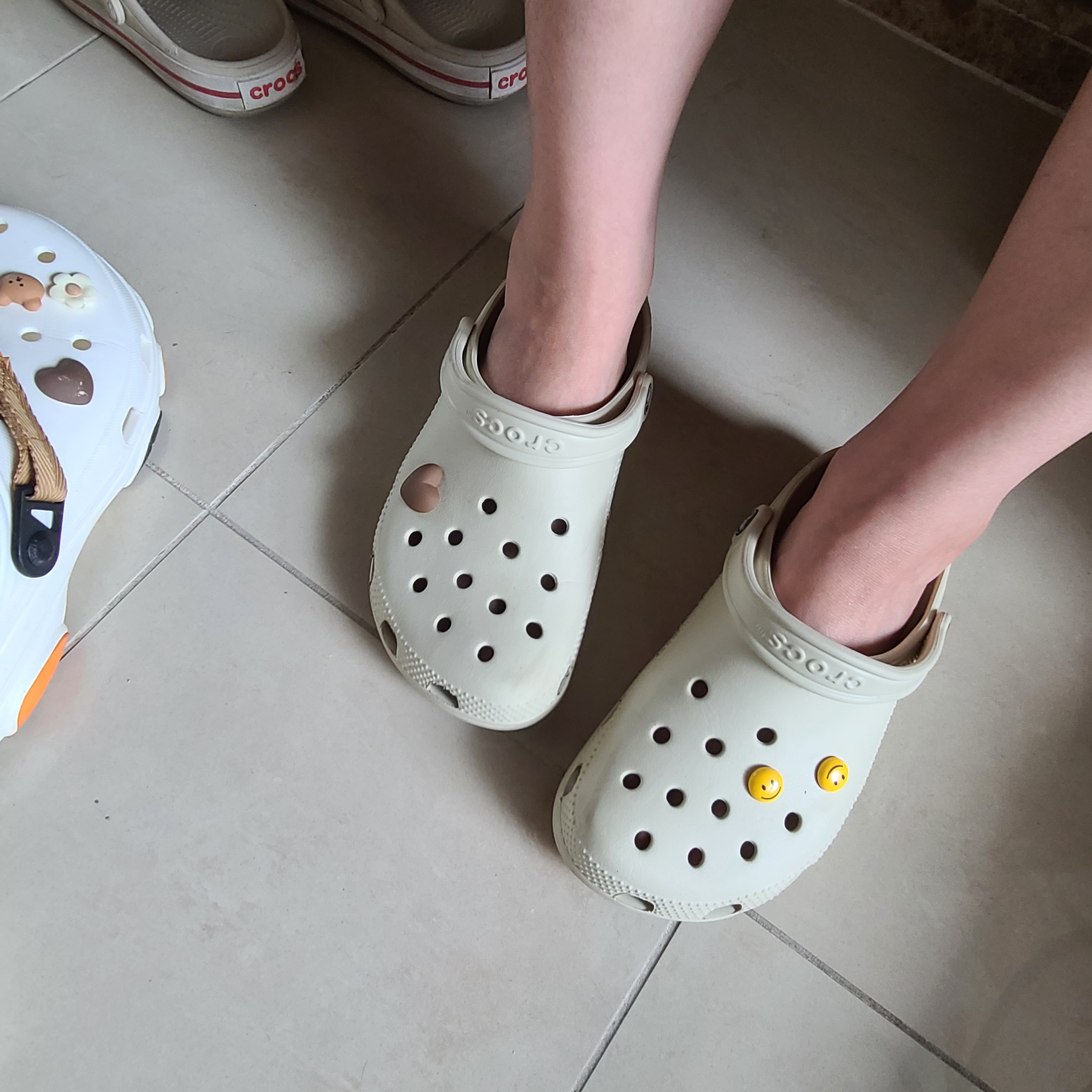Crocs Classic Clog Bone 착용 스타일