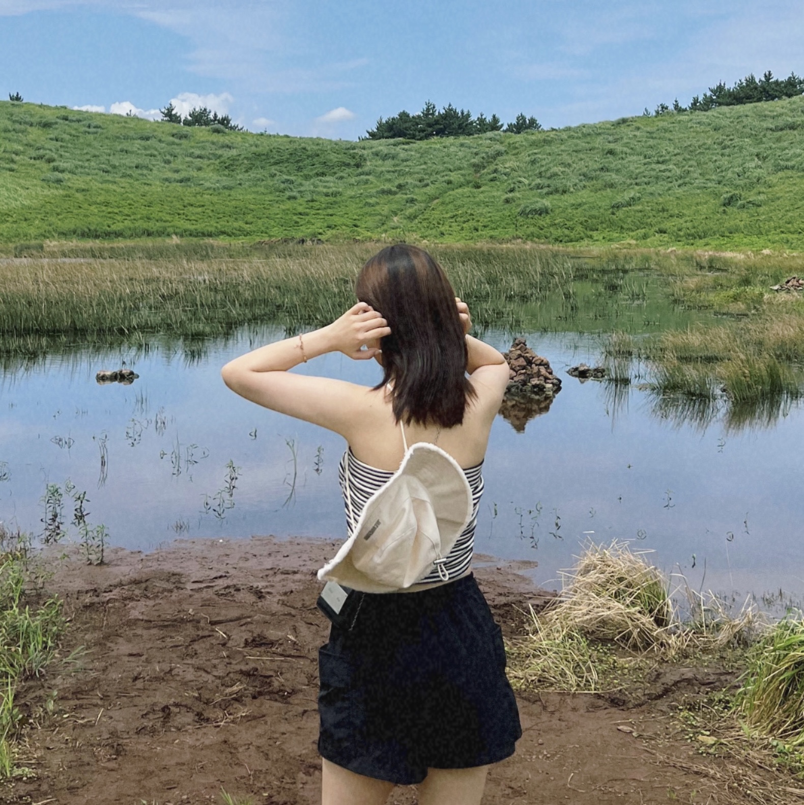 Jacquemus Le Bob Artichaut Bucket Hat Off White, Matin Kim Accordion Mini Bag Black 착용 스타일 - 2