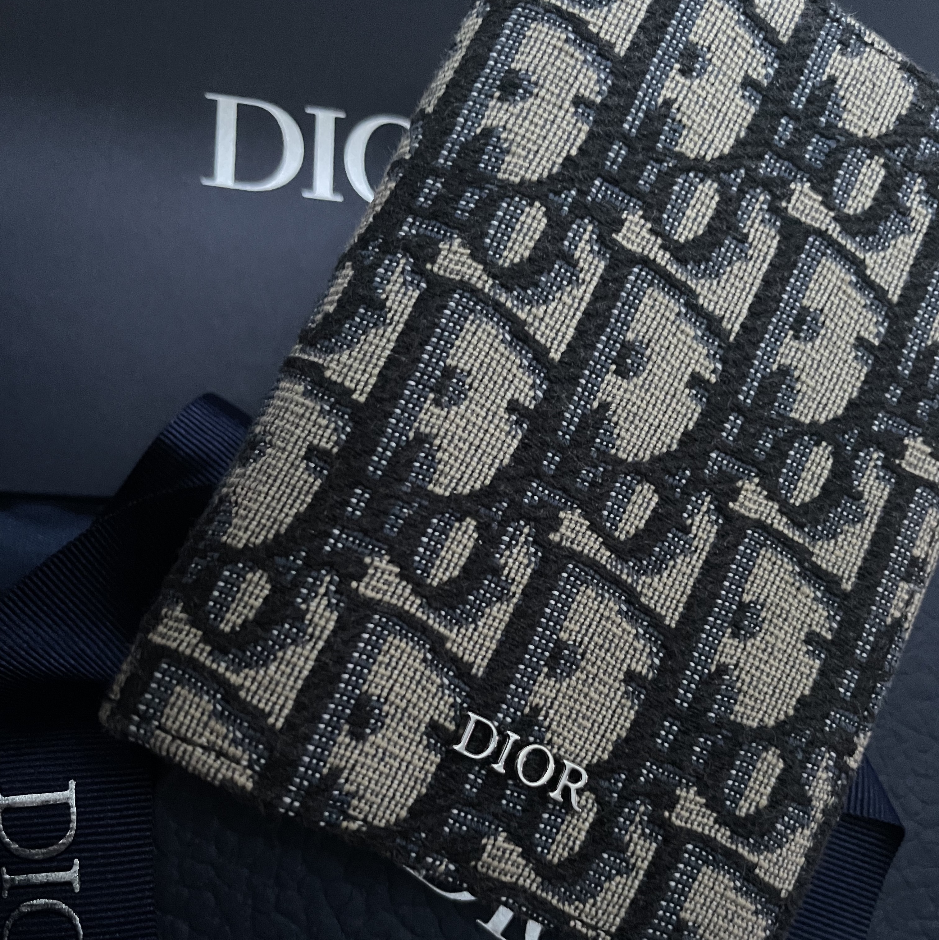 Dior Bi-Fold Card Holder Beige & Black Dior Oblique Jacquard 착용 스타일