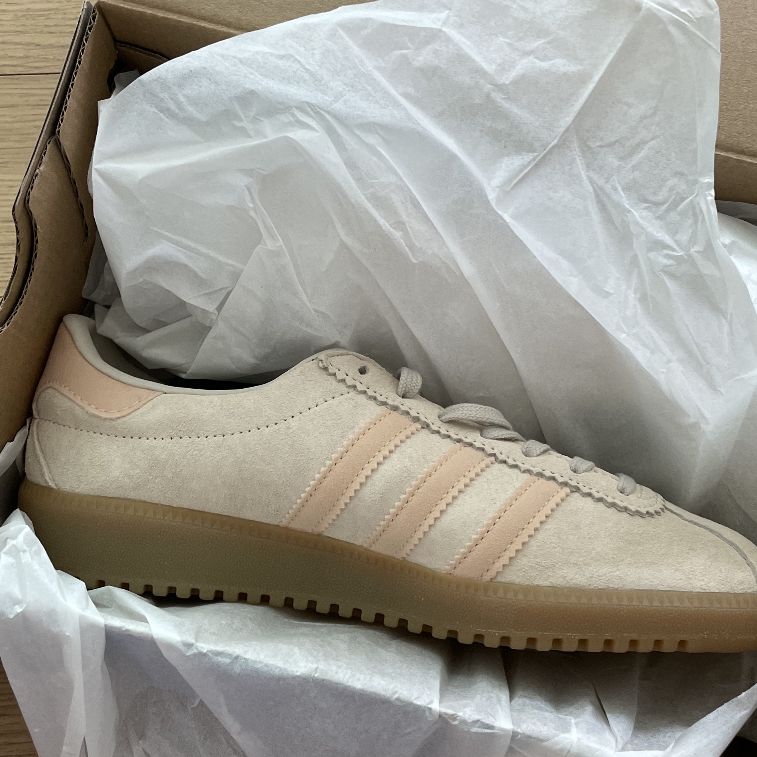 Adidas Bermuda Wonder White 착용 스타일 - 2