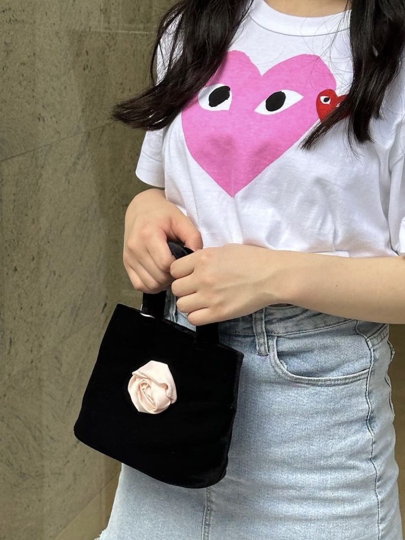 (W) Play Comme des Garcons Red Heart T-Shirt Pink, Play Comme des Garcons Green Heart T-Shirt White 착용 스타일