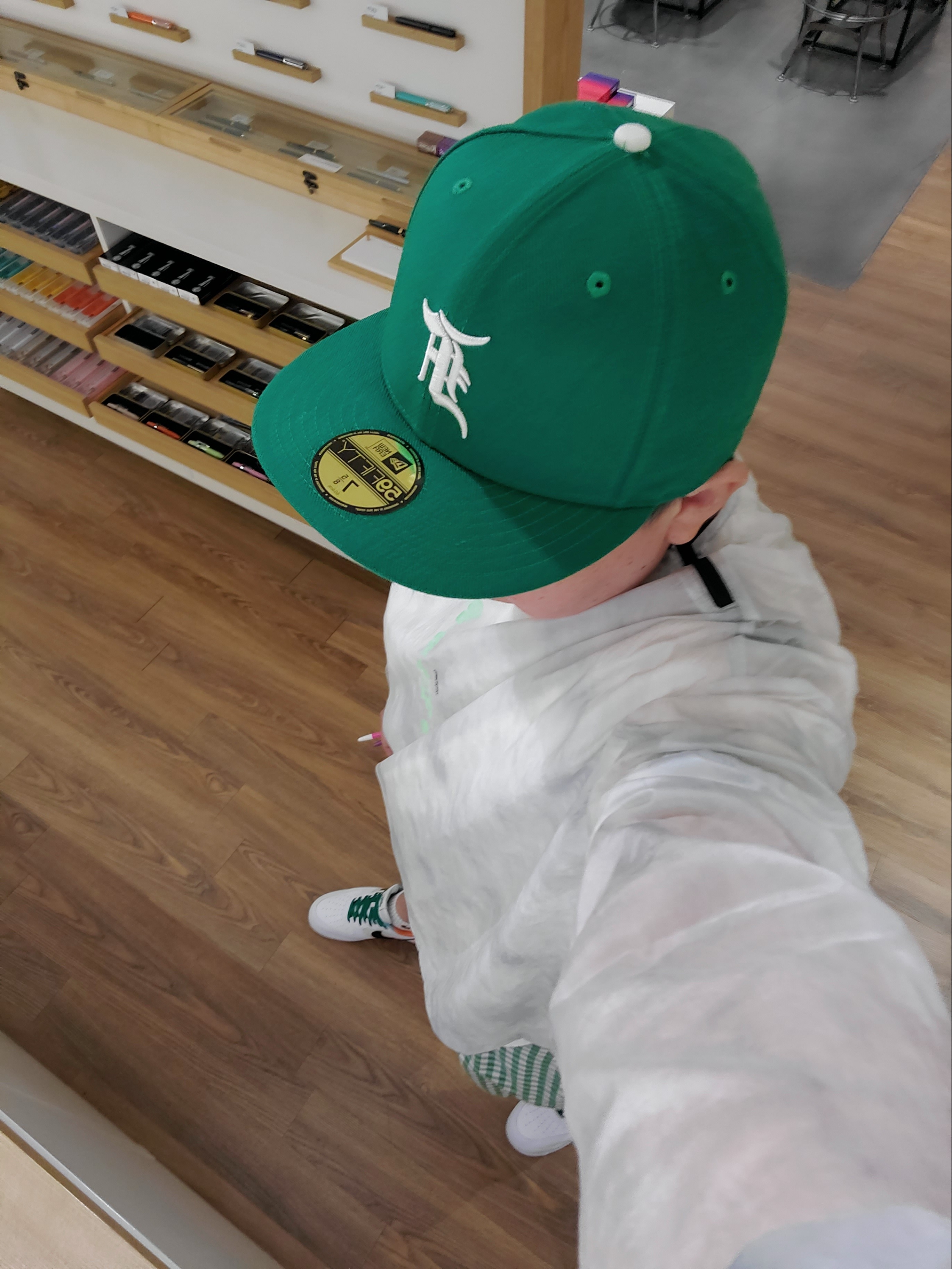 Nike Air Force 1 '07 LV8 EMB White Malachite, Essentials x New Era Sized Cap Kelly Green 착용 스타일 - 3