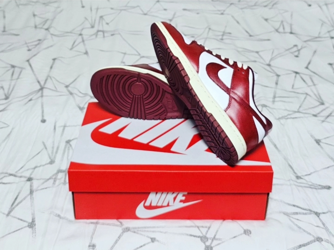 (W) Nike Dunk Low Retro PRM Team Red and White 착용 스타일 - 4