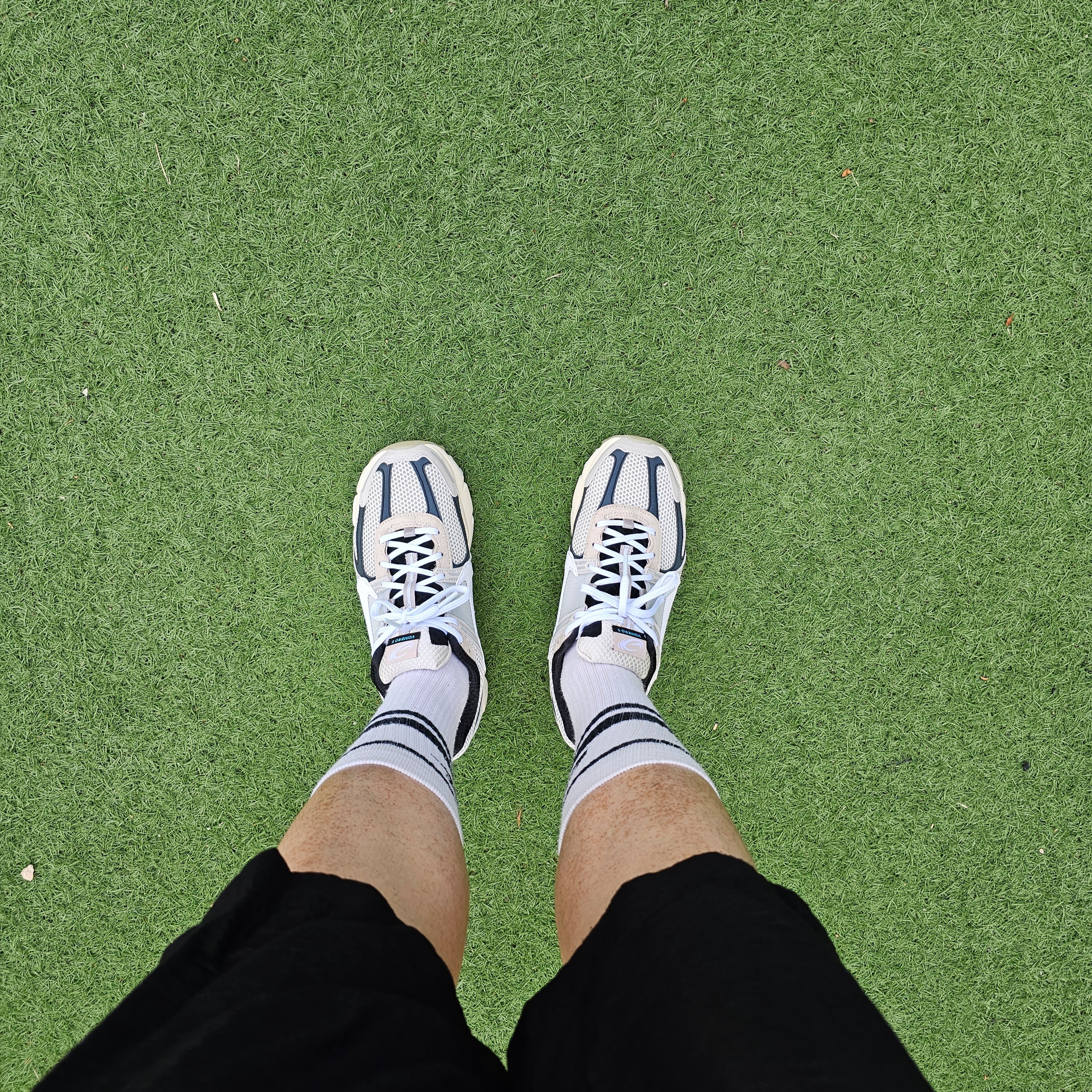 Nike Zoom Vomero 5 Light Bone and Black 착용 스타일 - 1