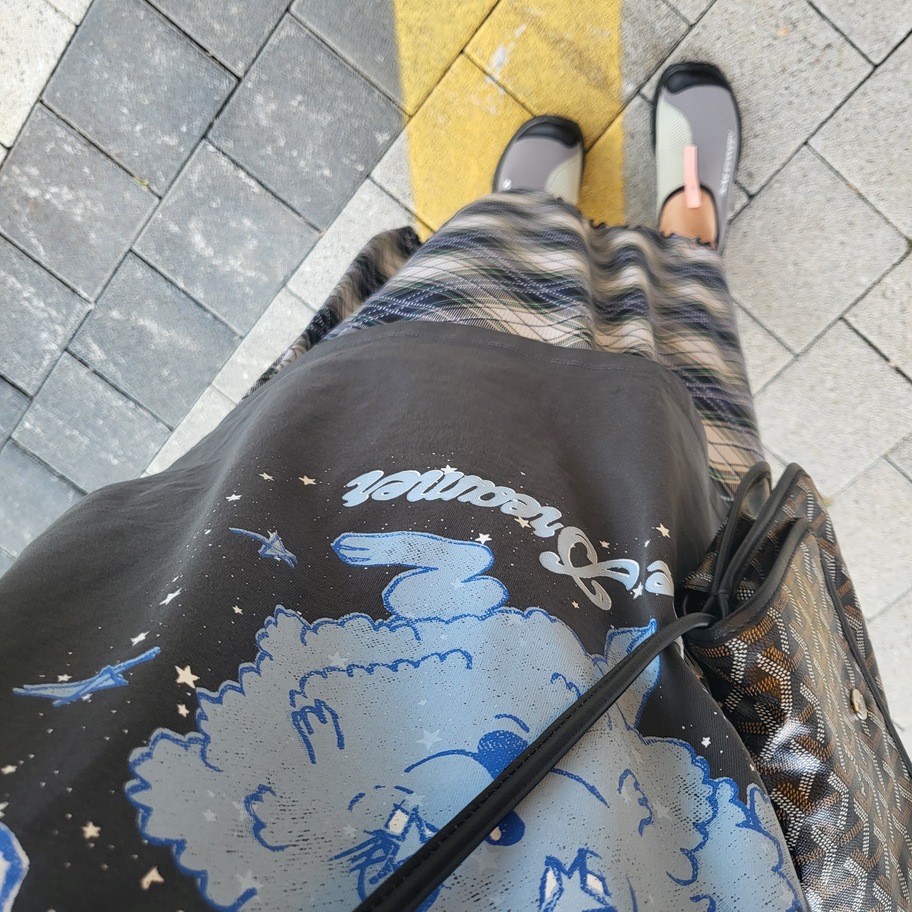Salomon RX Slide 3.0 Pewter, (W) Ganni Relaxed Dream Bunny T-Shirt Volcanic Ash 착용 스타일