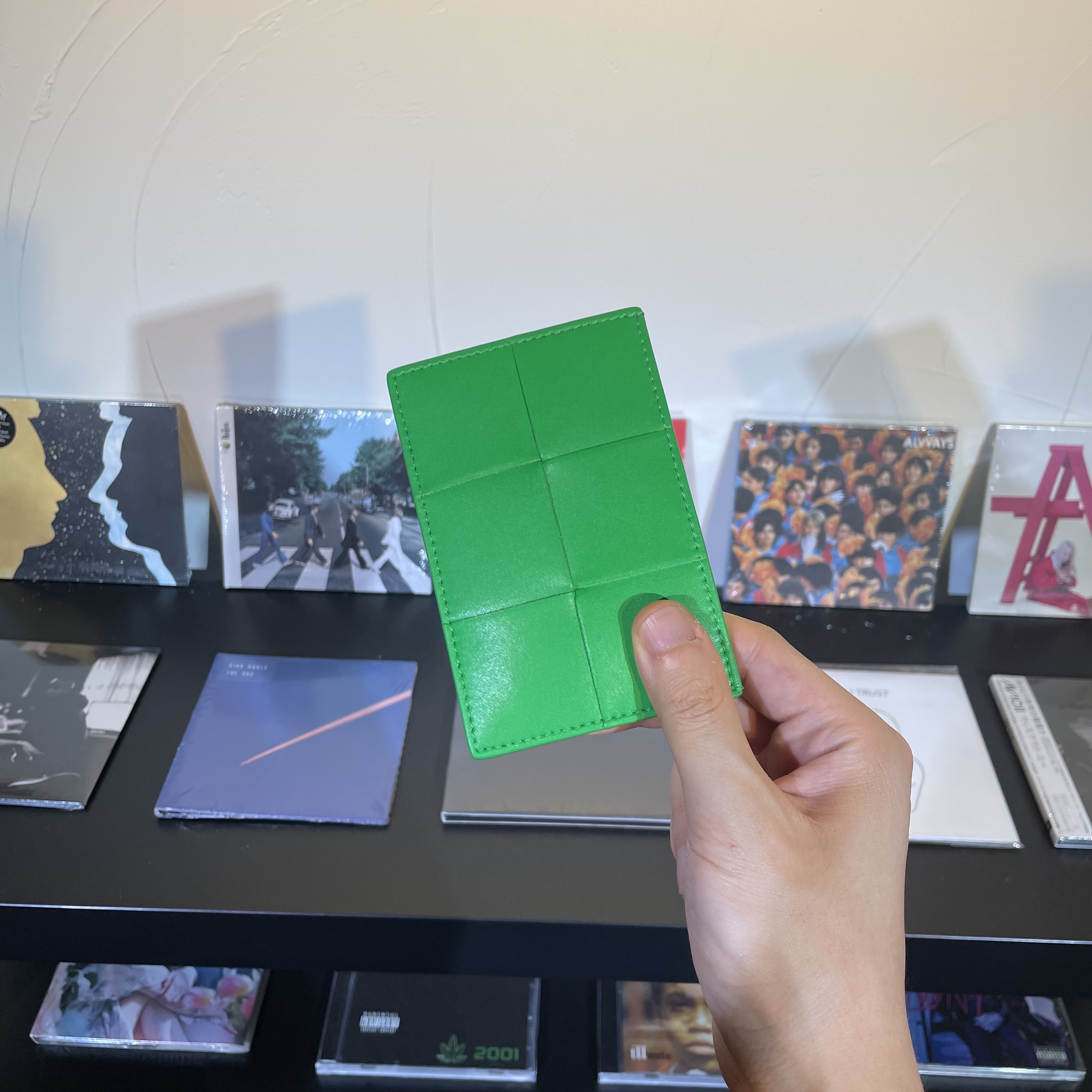 Bottega Veneta Credit Card Case Calfskin Parakeet 착용 스타일 - 3