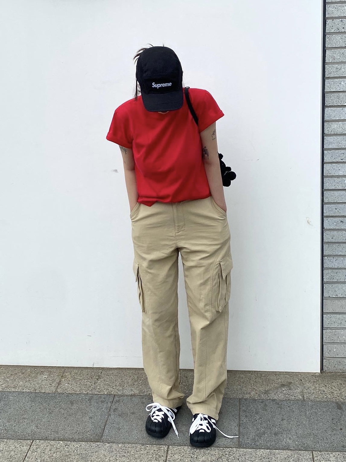 Supreme Washed Chino Twill Camp Cap Black, Matin Kim Black Bunny Toy Keyring Black 착용 스타일 - 1