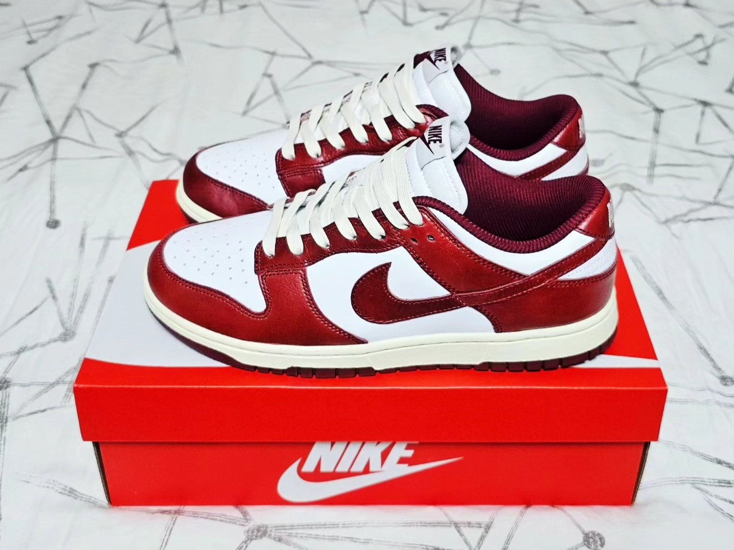 (W) Nike Dunk Low Retro PRM Team Red and White 착용 스타일 - 2