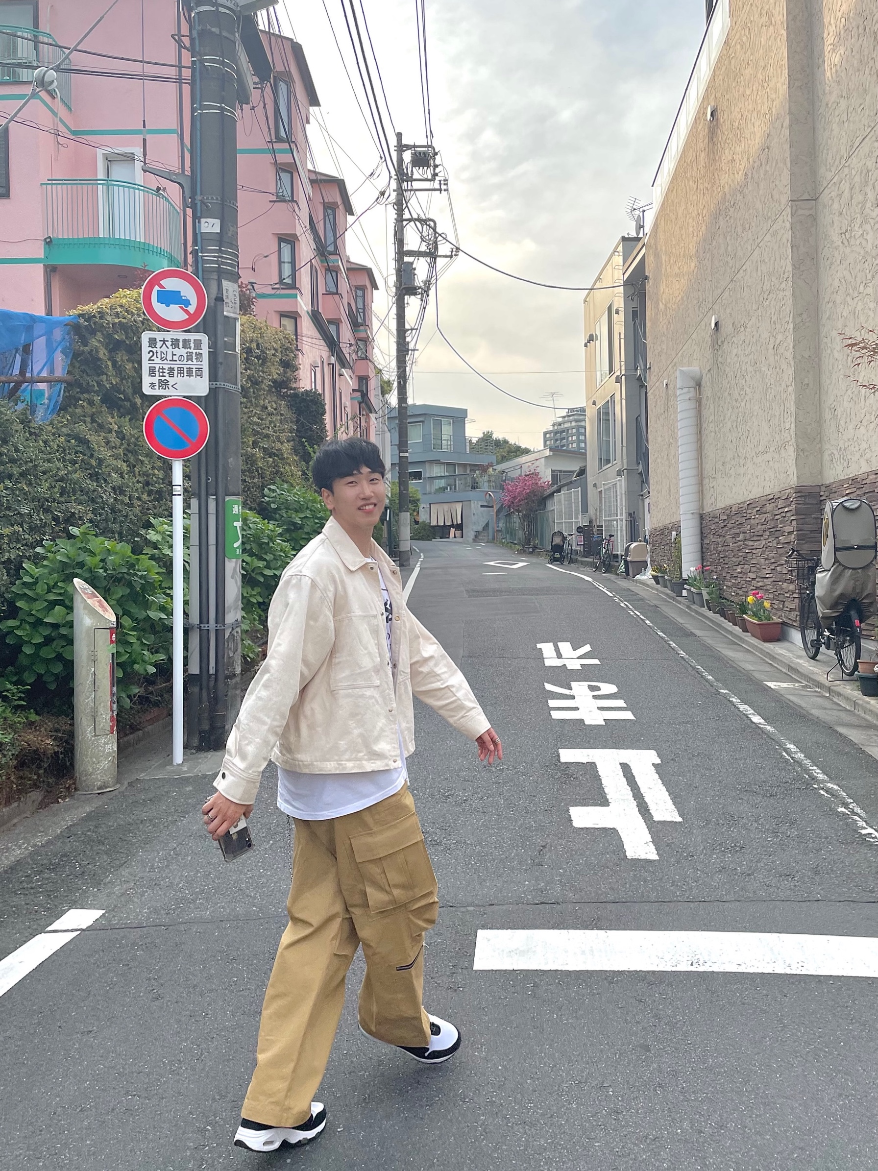 Stussy World Tour T-Shirt White, Nike x Comme des Garcons Homme Plus Air Max Sunder SP White Black 착용 스타일 - 1