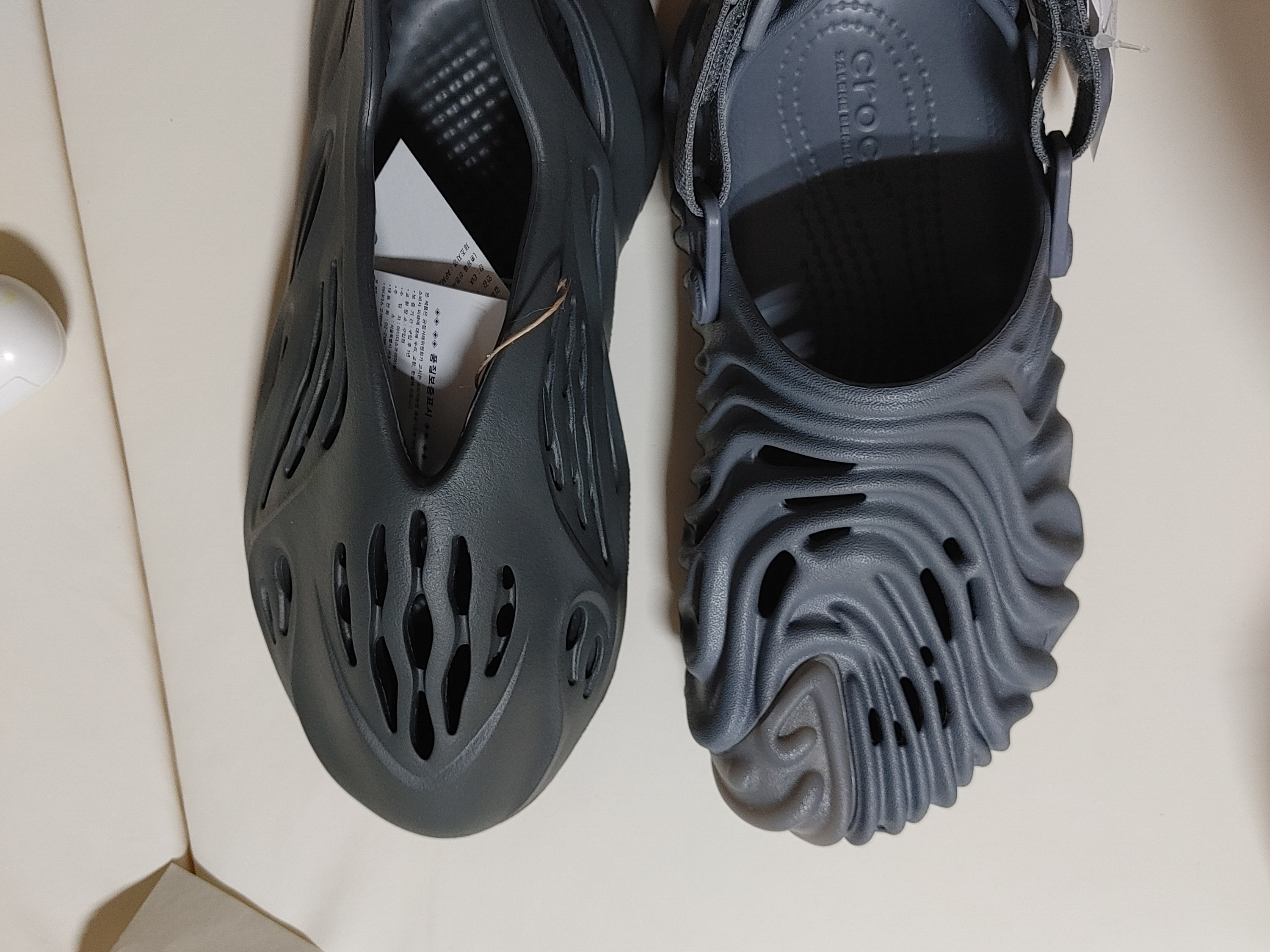 Adidas Yeezy Foam RNNR Carbon, Crocs x Salehe Bembury Pollex Clog Niagara 착용 스타일 - 4