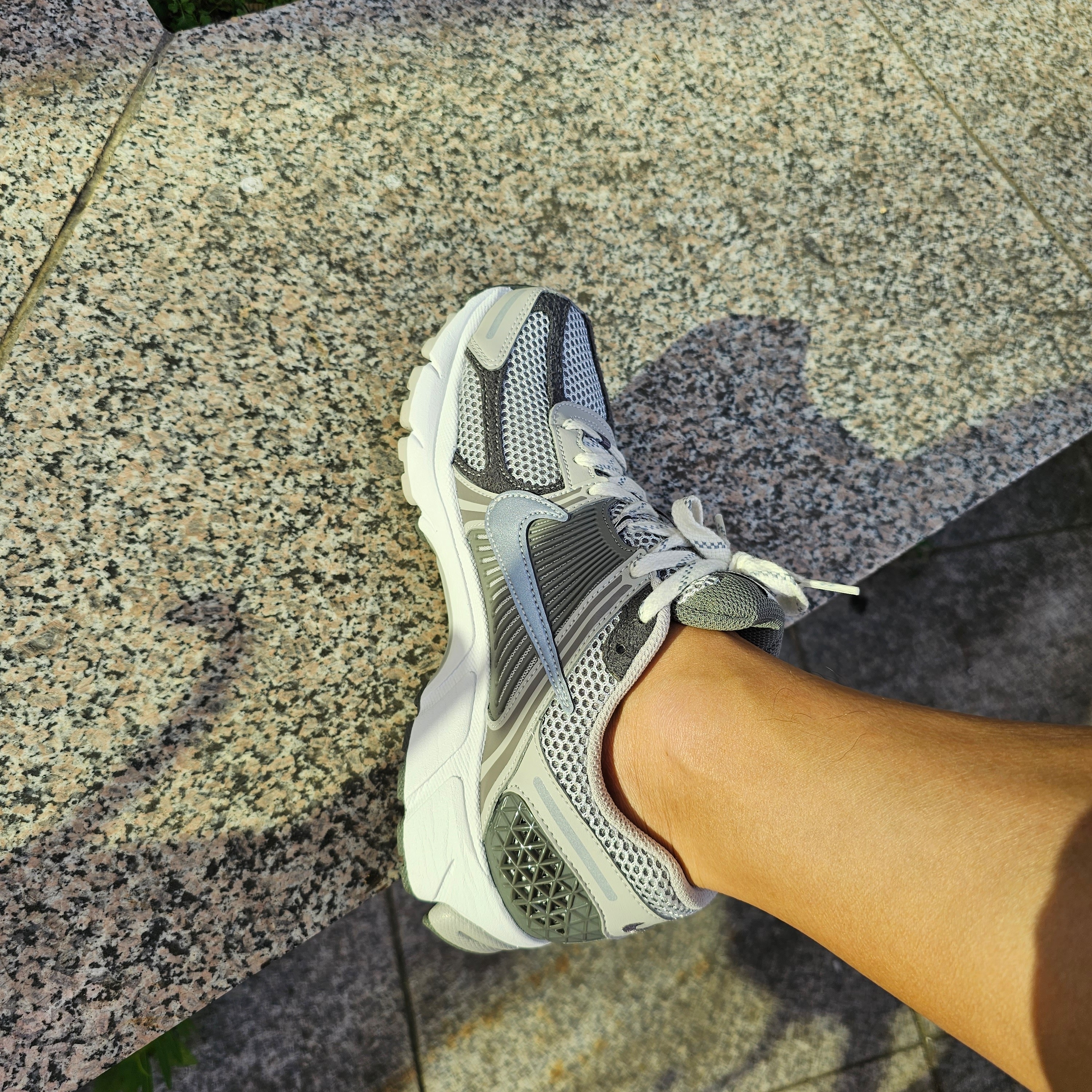 Nike Zoom Vomero 5 PRM Light Iron Ore and Flat Fewter 착용 스타일 - 3