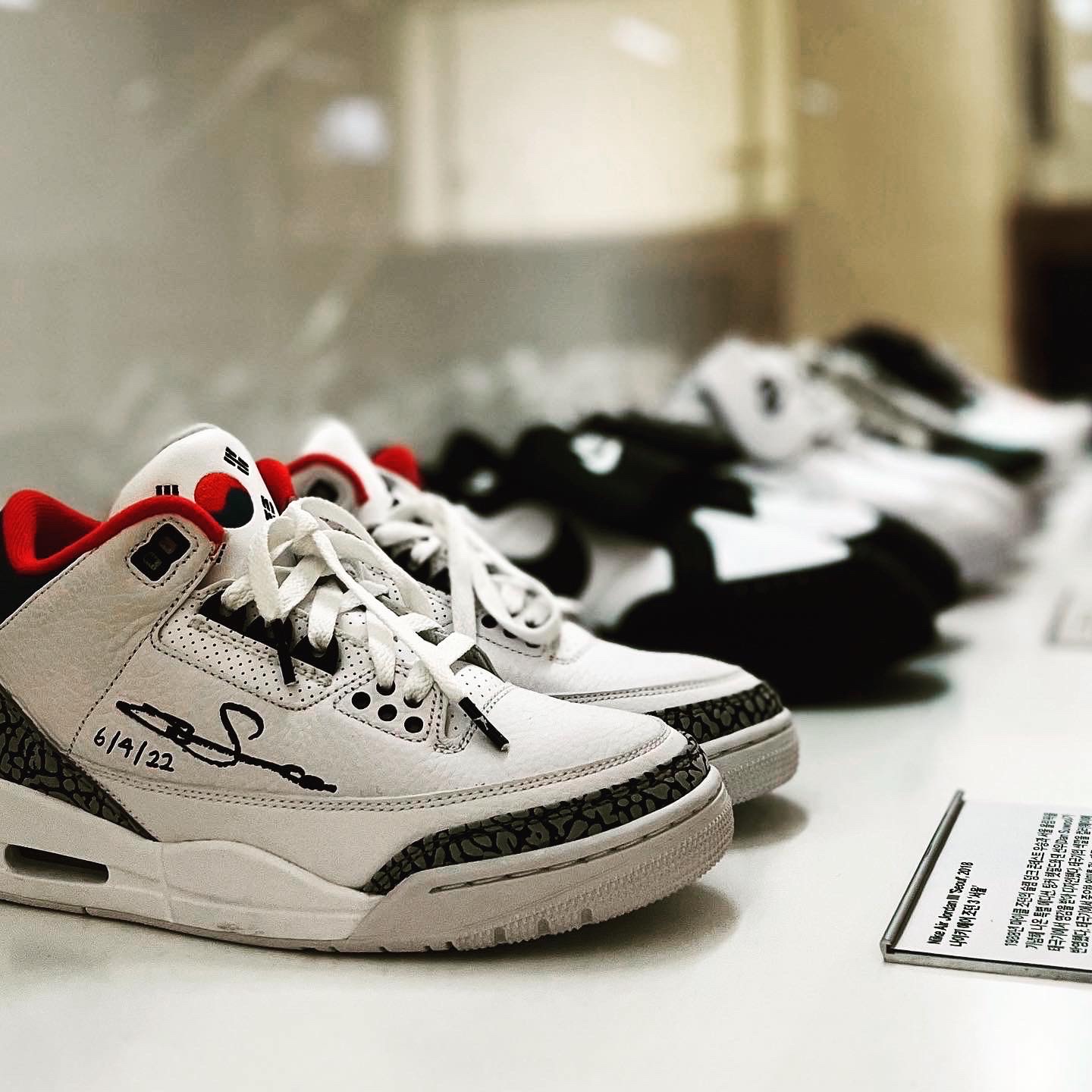 Jordan 1 x Off-White Retro High Chicago The Ten, Nike MAG Back to the Future 2011 착용 스타일 - 3