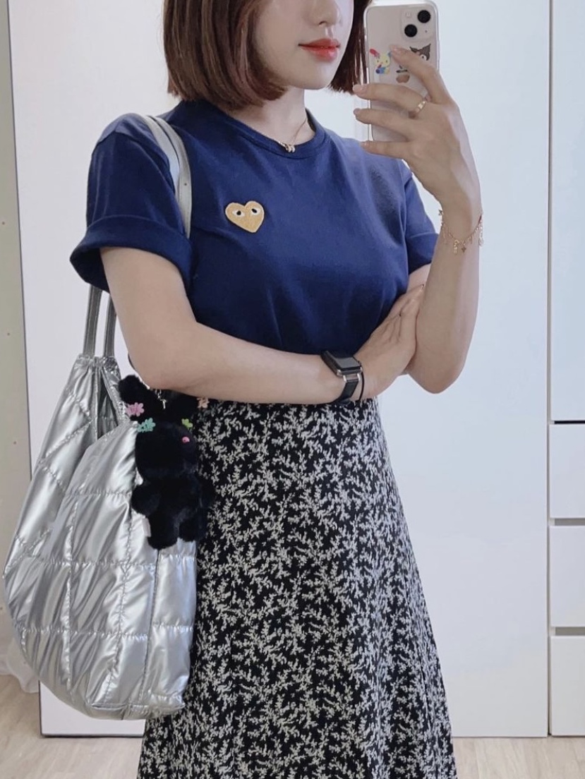 (W) Play Comme des Garcons Gold Heart T-Shirt Navy, (W) Play Comme des Garcons Gold Heart T-Shirt White 착용 스타일