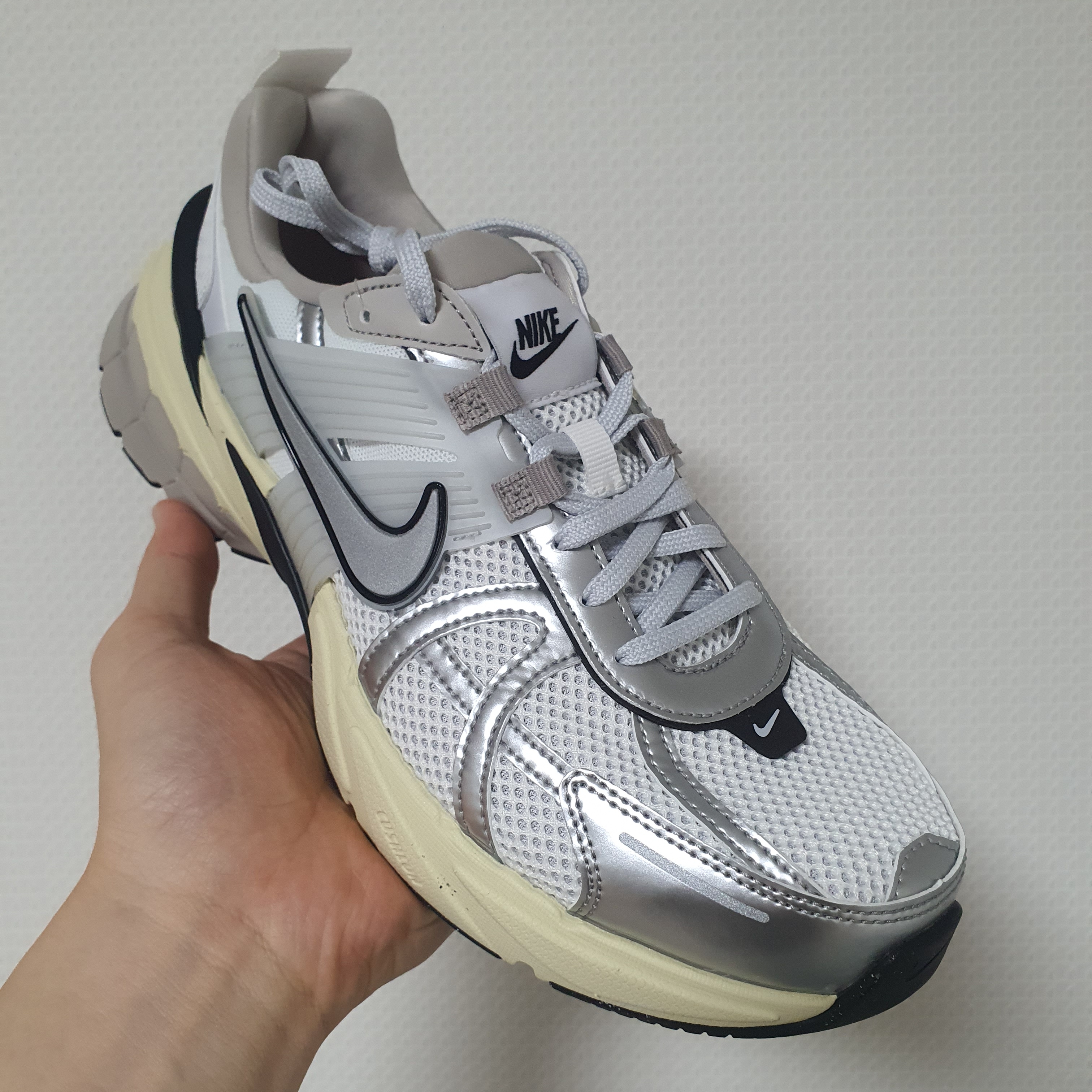 Nike V2K Run Summit White Metallic Silver 착용 스타일