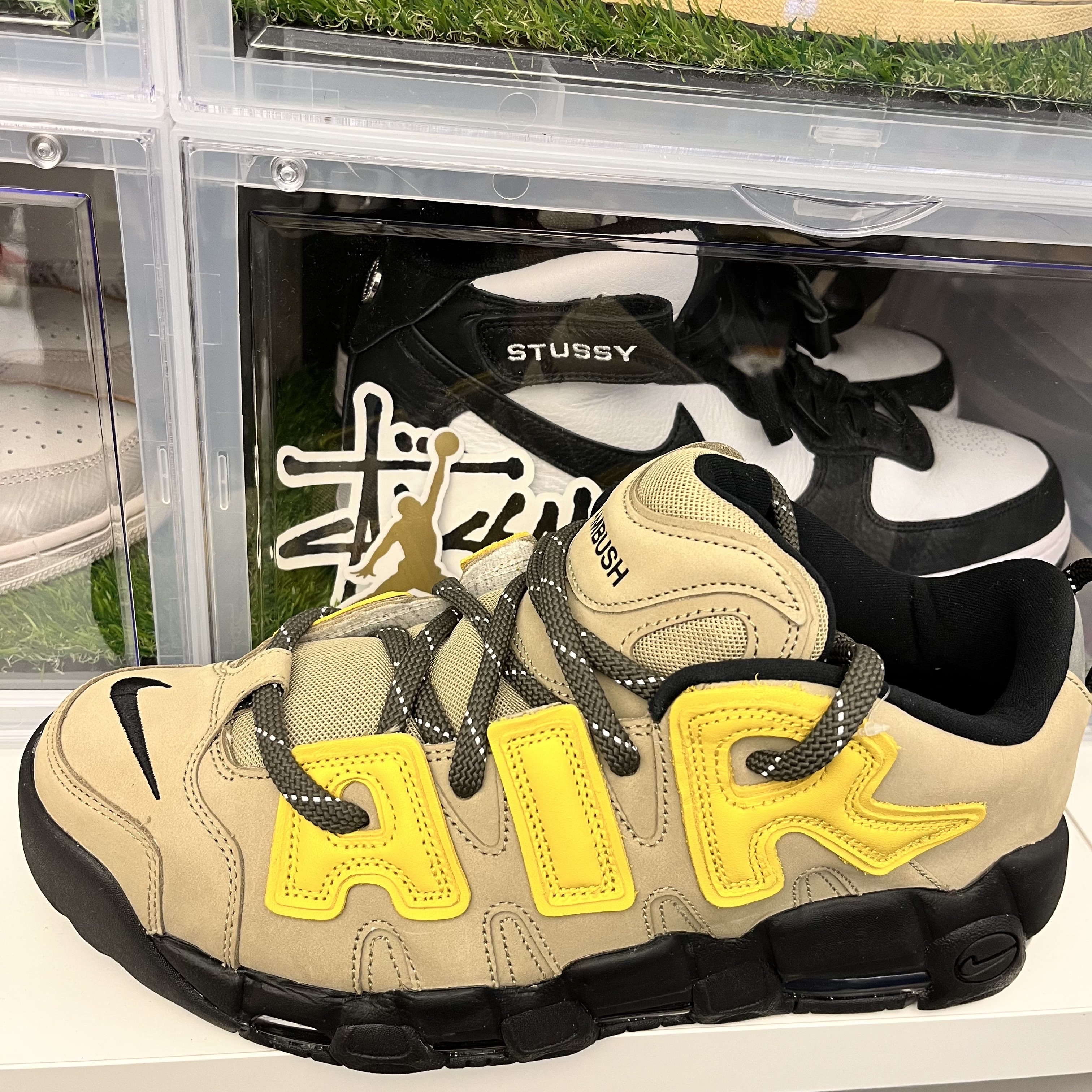 Nike x Ambush Air More Uptempo Low Vivid Sulfur and Limestone 착용 스타일 - 3