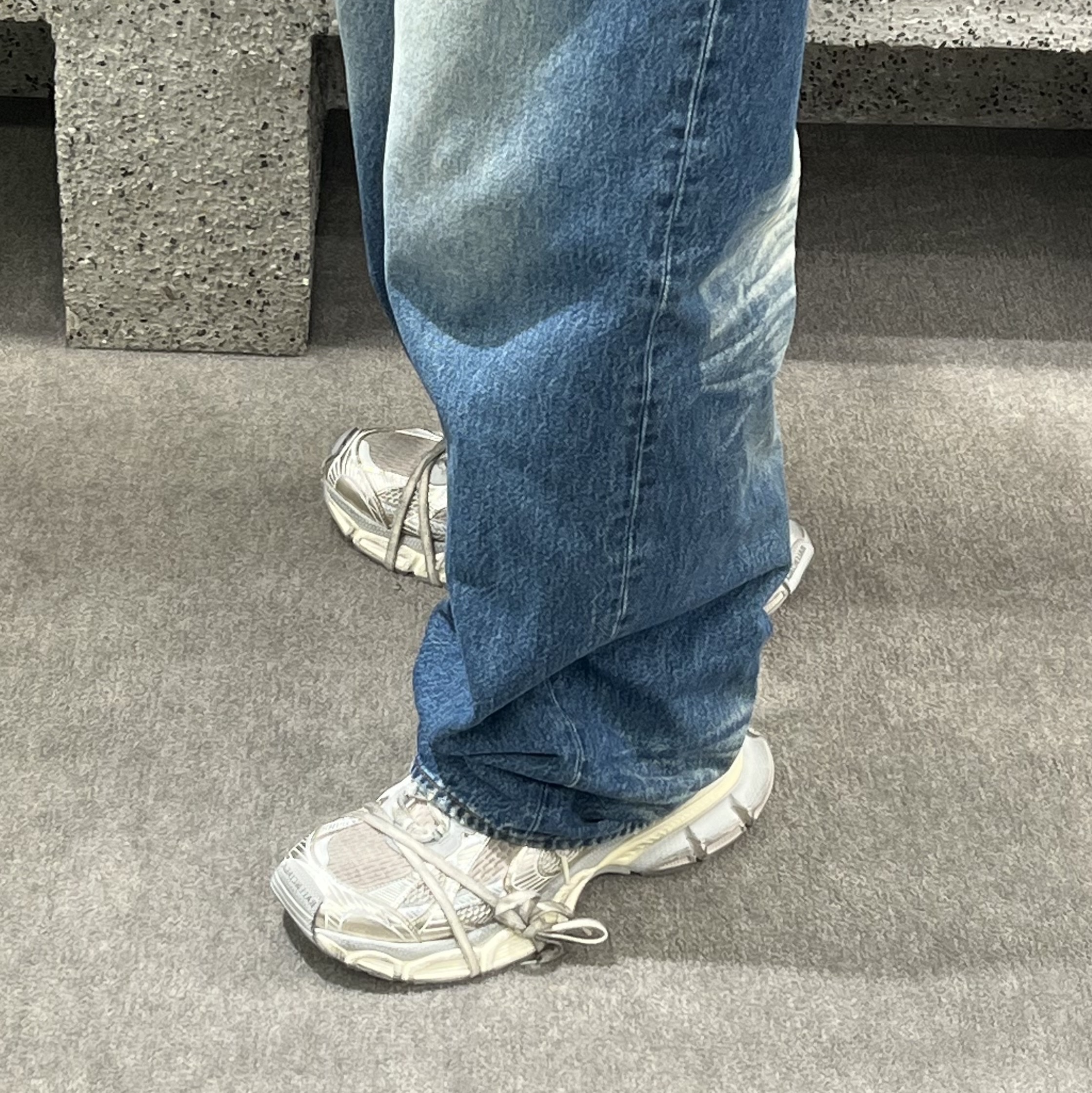 Balenciaga 3XL Sneakers Light Beige 착용 스타일