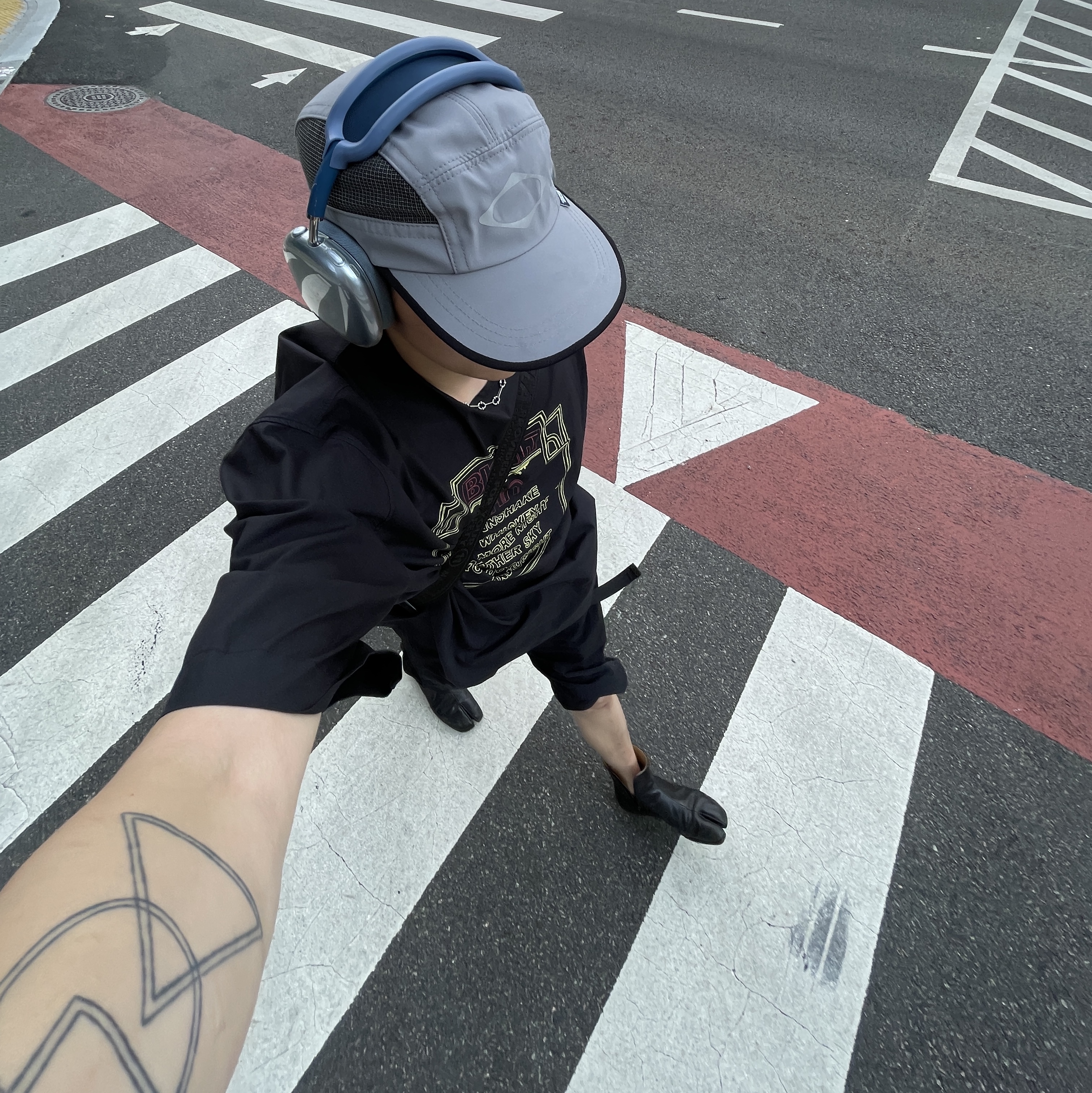 (W) Mischief Rhombus Running Cap Khaki Grey, Needles S/S Cowboy One-Up Shirt Beige 착용 스타일 - 1