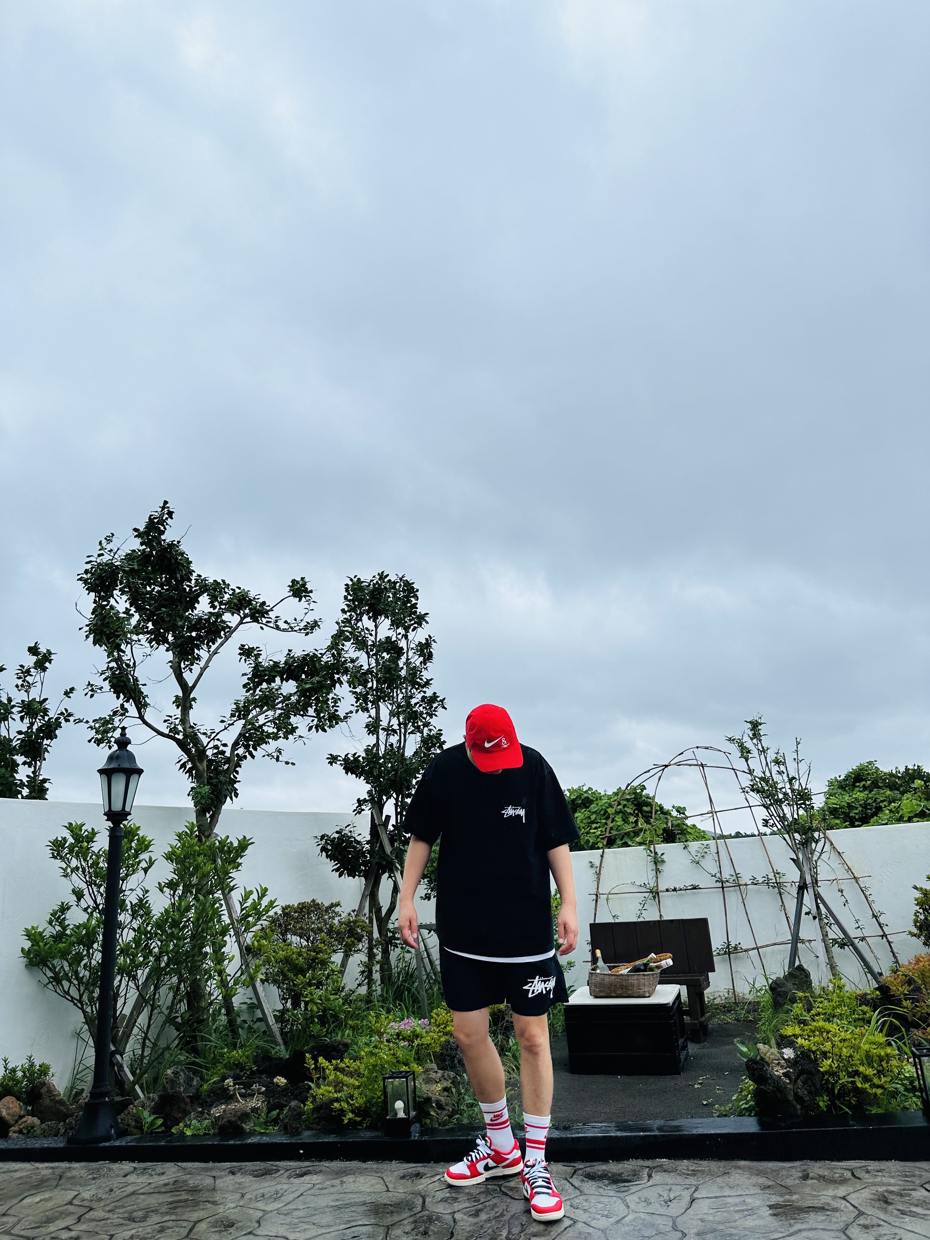 Nike x Undercover NRG AW84 TC Adjustable Cap Red, Stussy Withered Flower T-Shirt Black 착용 스타일 - 2