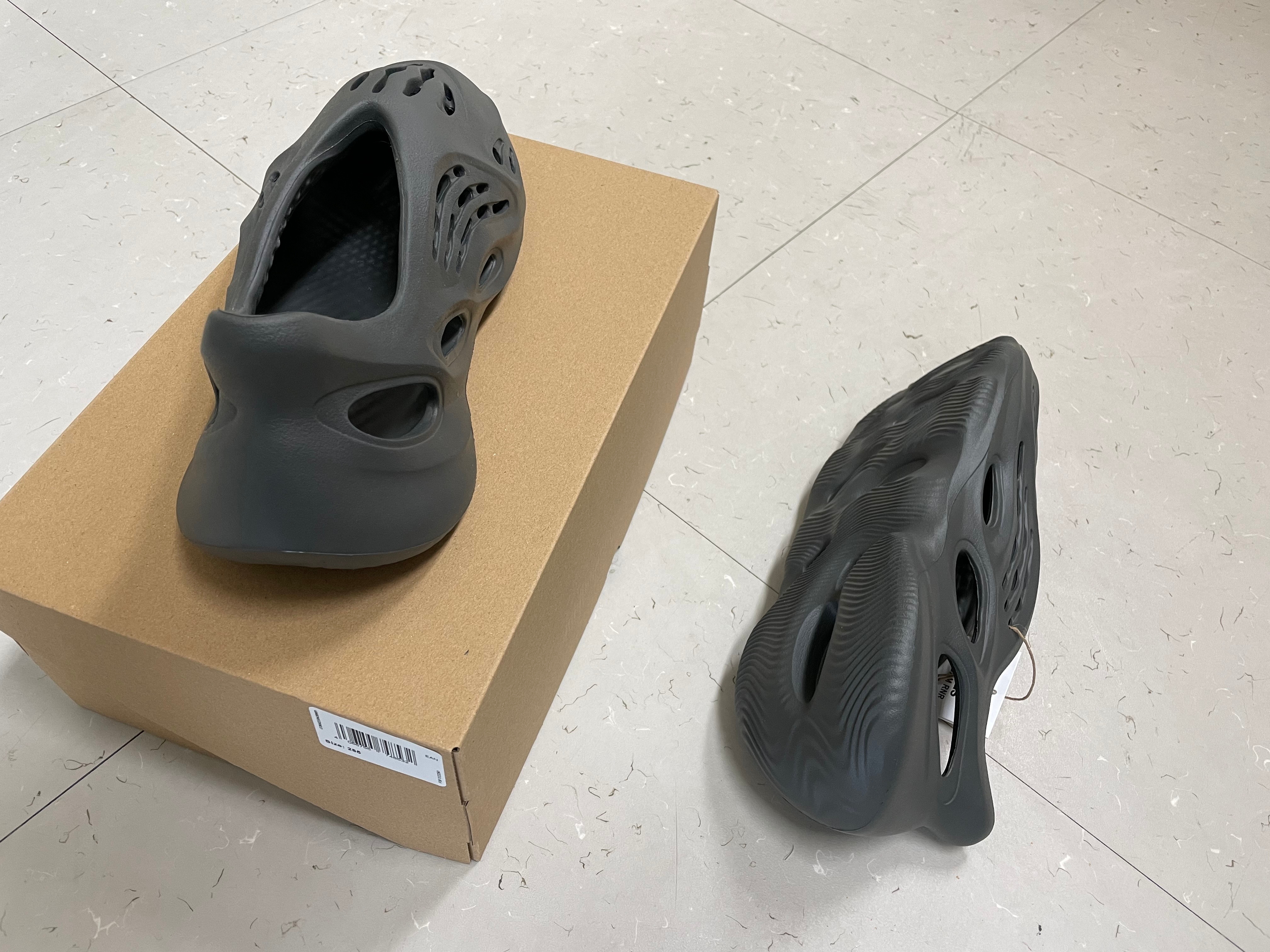 Adidas Yeezy Foam RNNR Carbon 착용 스타일 - 2