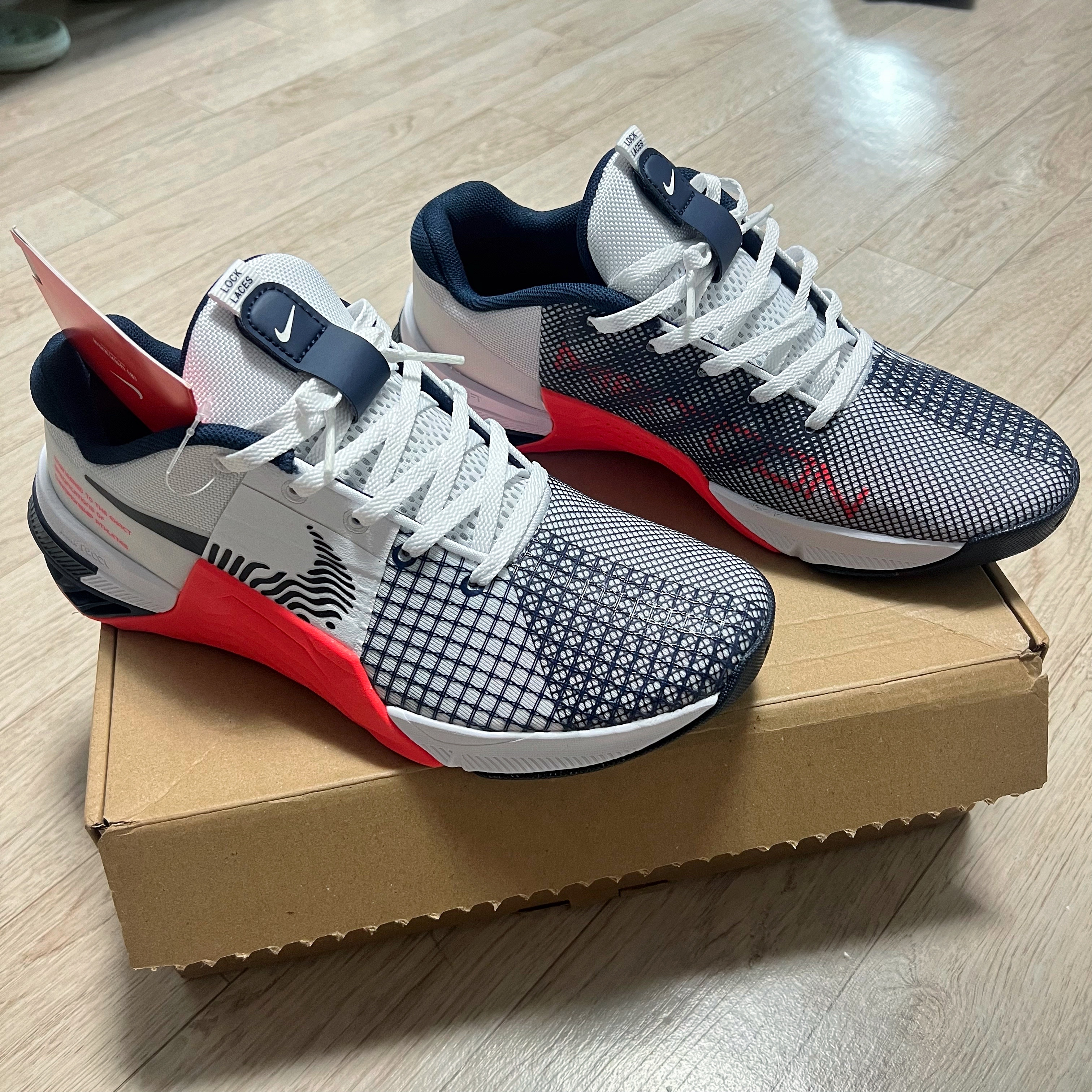 Nike Metcon 8 White Bright Crimson 착용 스타일