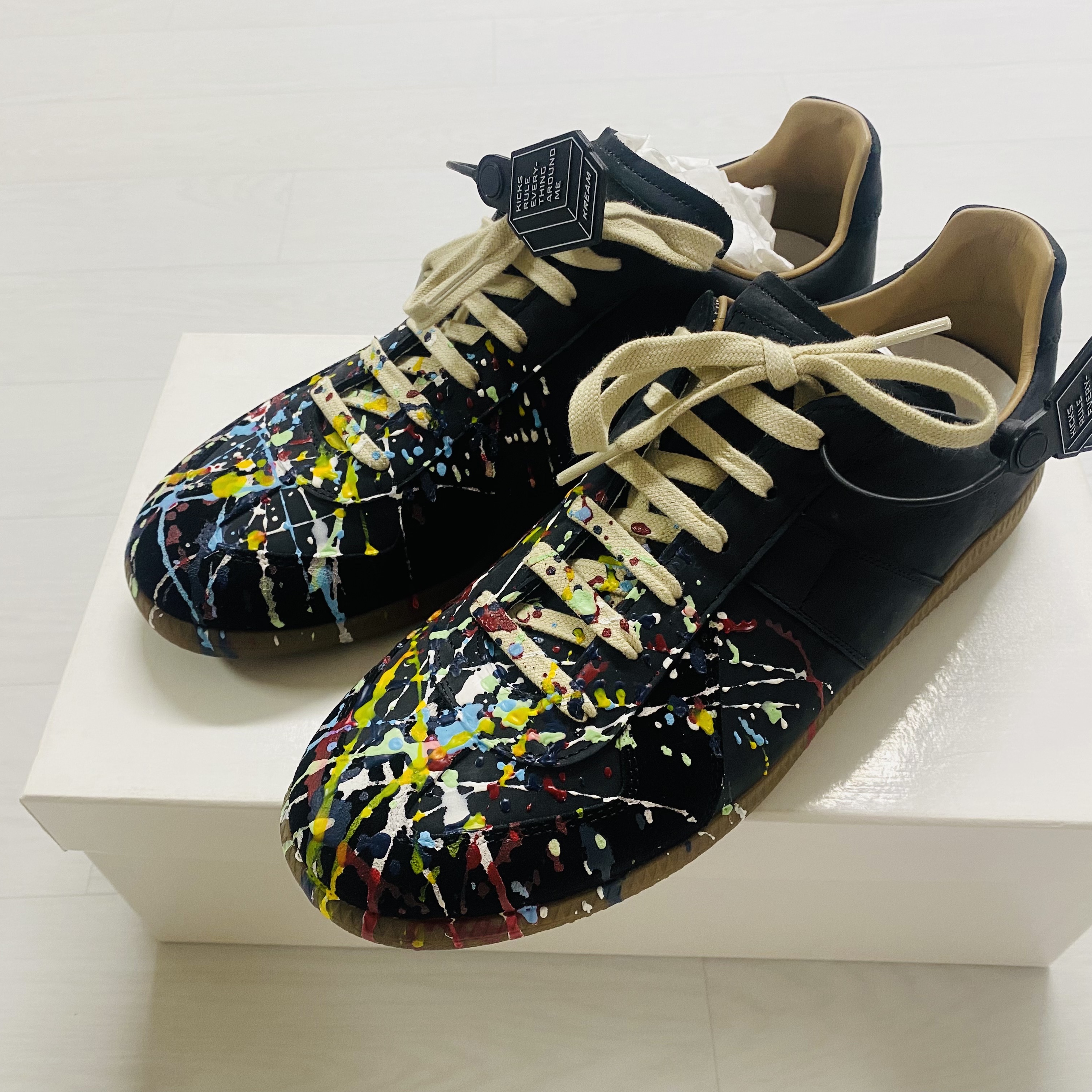 Maison Margiela Replica Paint Drop Sneakers Black 착용 스타일 - 1