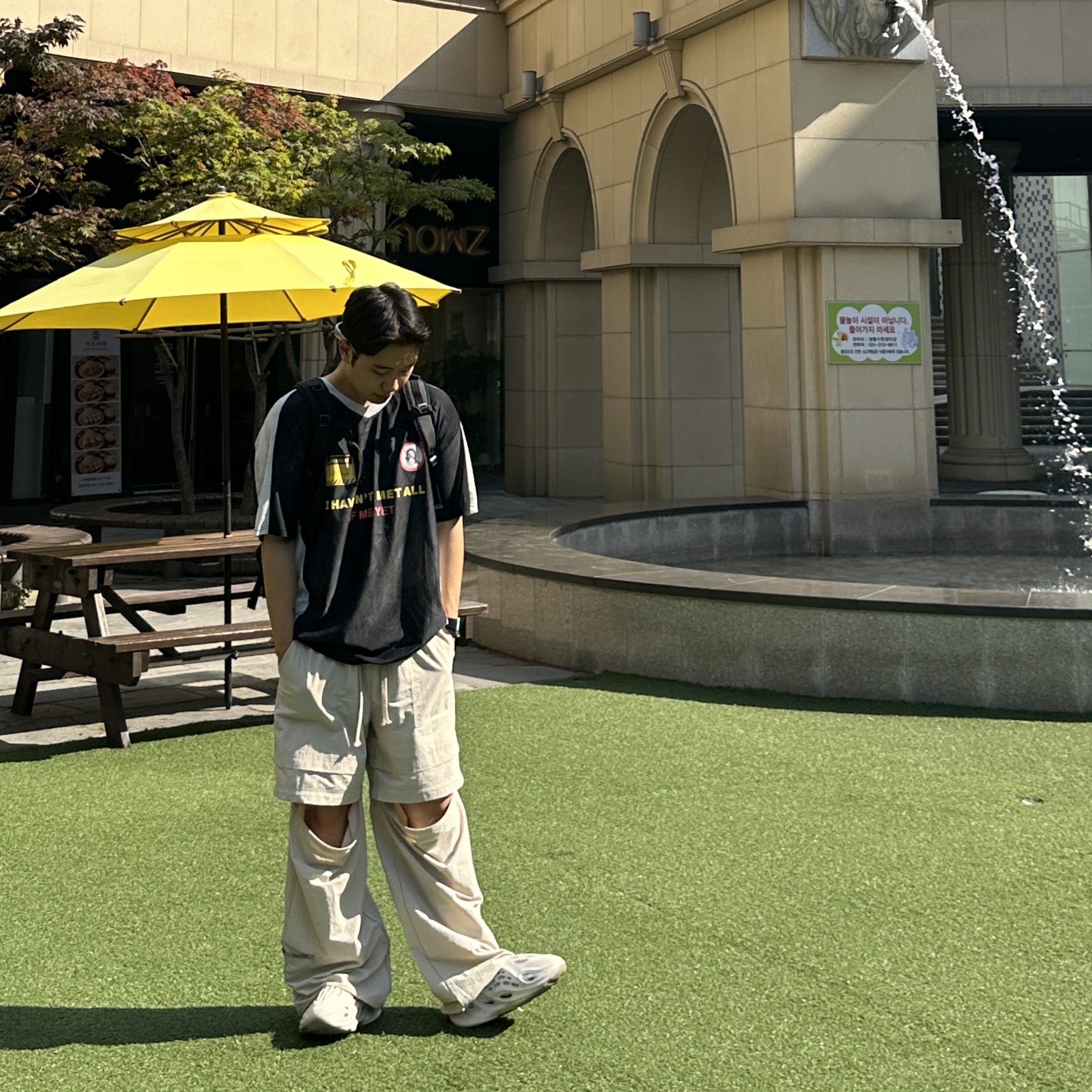 Nos Couleurs Washed Film Jersey T-Shirt Black, Adidas Yeezy Foam RNNR Sand 착용 스타일