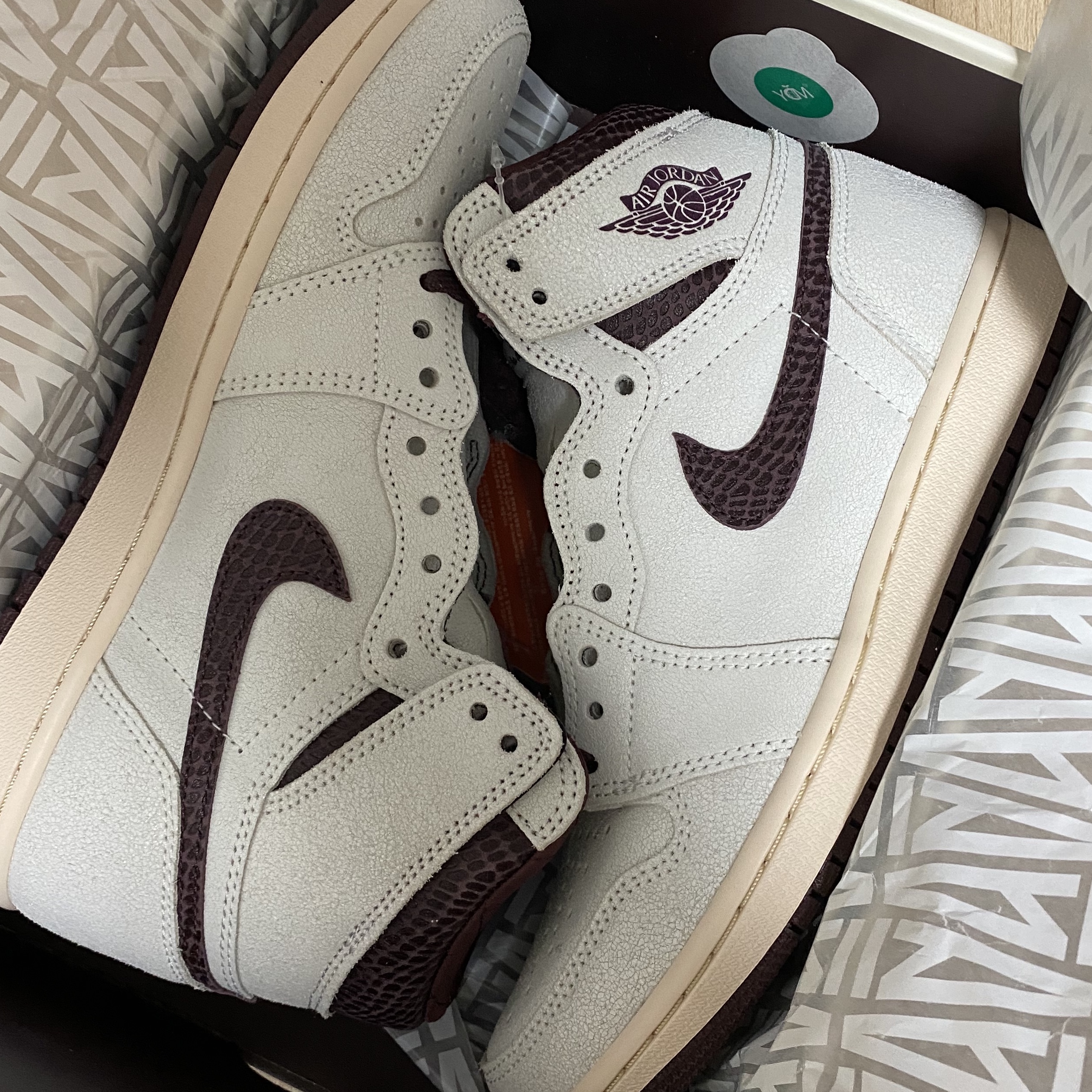 Jordan 1 x A Ma Maniere Retro High OG SP Sail and Burgundy 착용 스타일