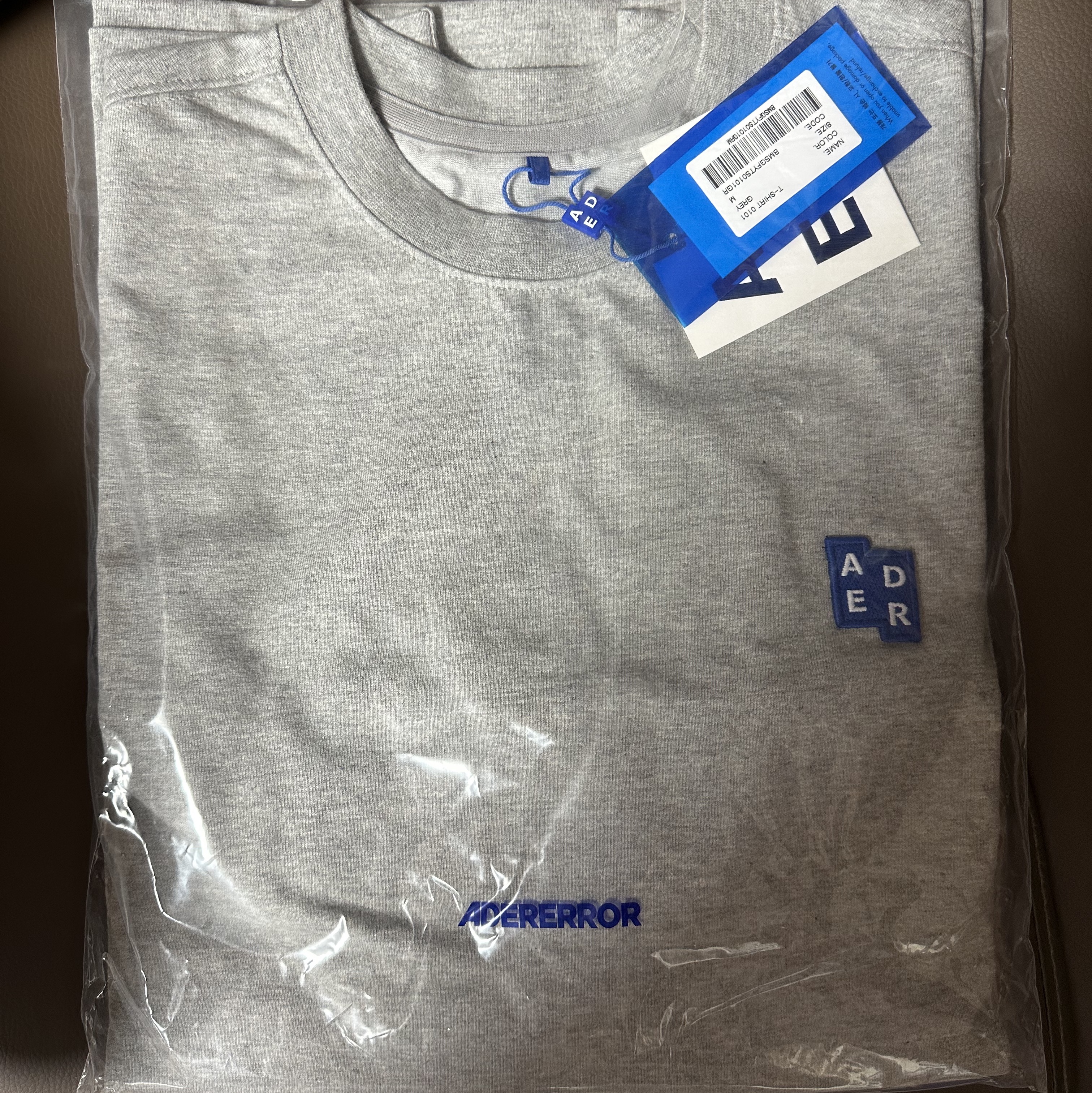 Ader Error Sig; TRS/BL Tag T-Shirt 01 Grey 착용 스타일